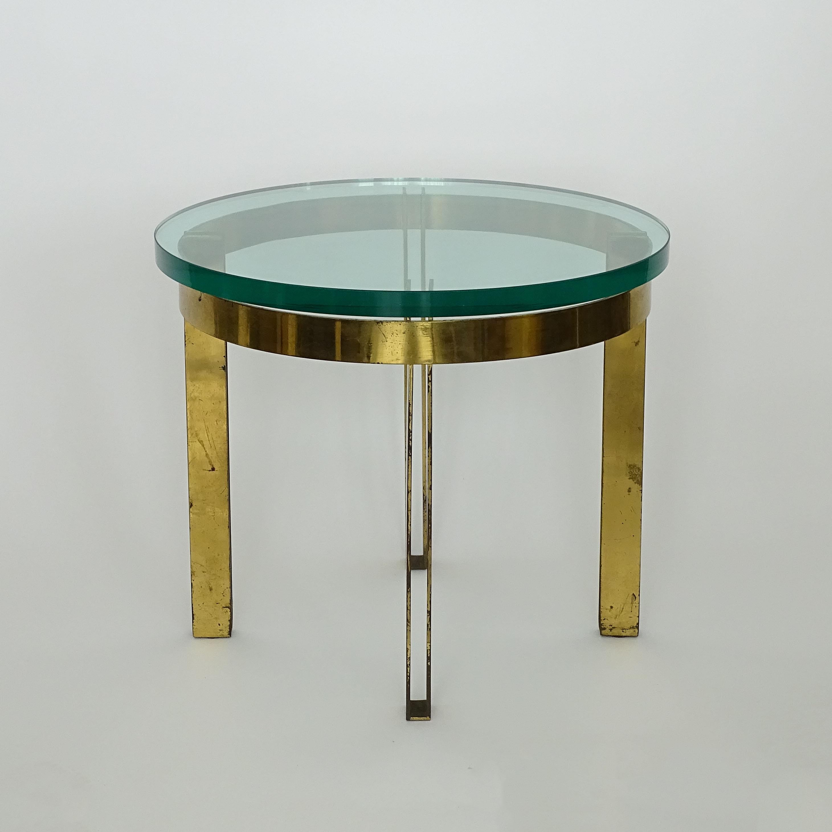 Table basse architecturale italienne des années 1950 en laiton et verre épais.
Laiton patiné d'origine.
Le plateau en verre a une épaisseur de 3 cm.