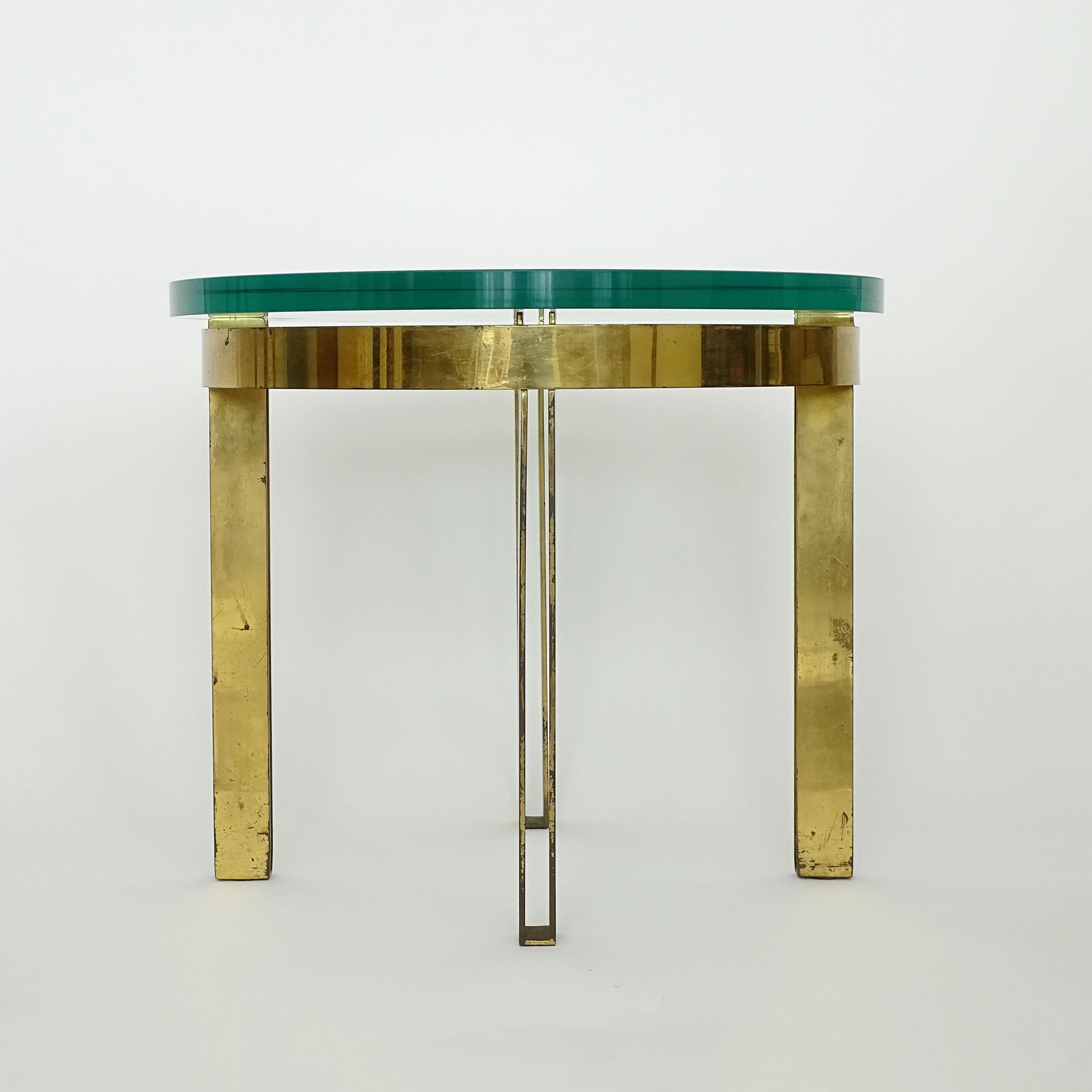 Milieu du XXe siècle Table basse architecturale italienne des années 1950 en laiton et verre épais en vente