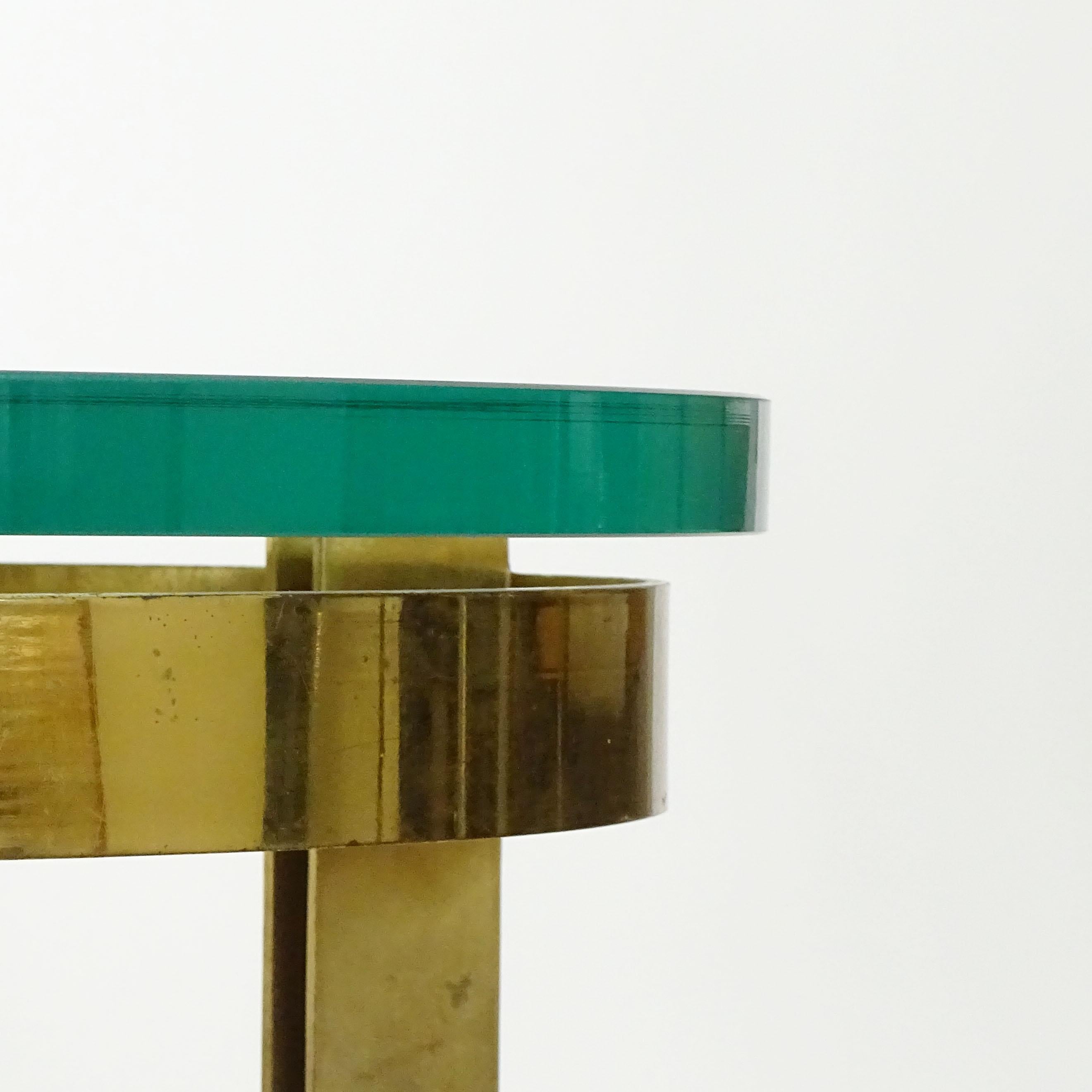 Laiton Table basse architecturale italienne des années 1950 en laiton et verre épais en vente