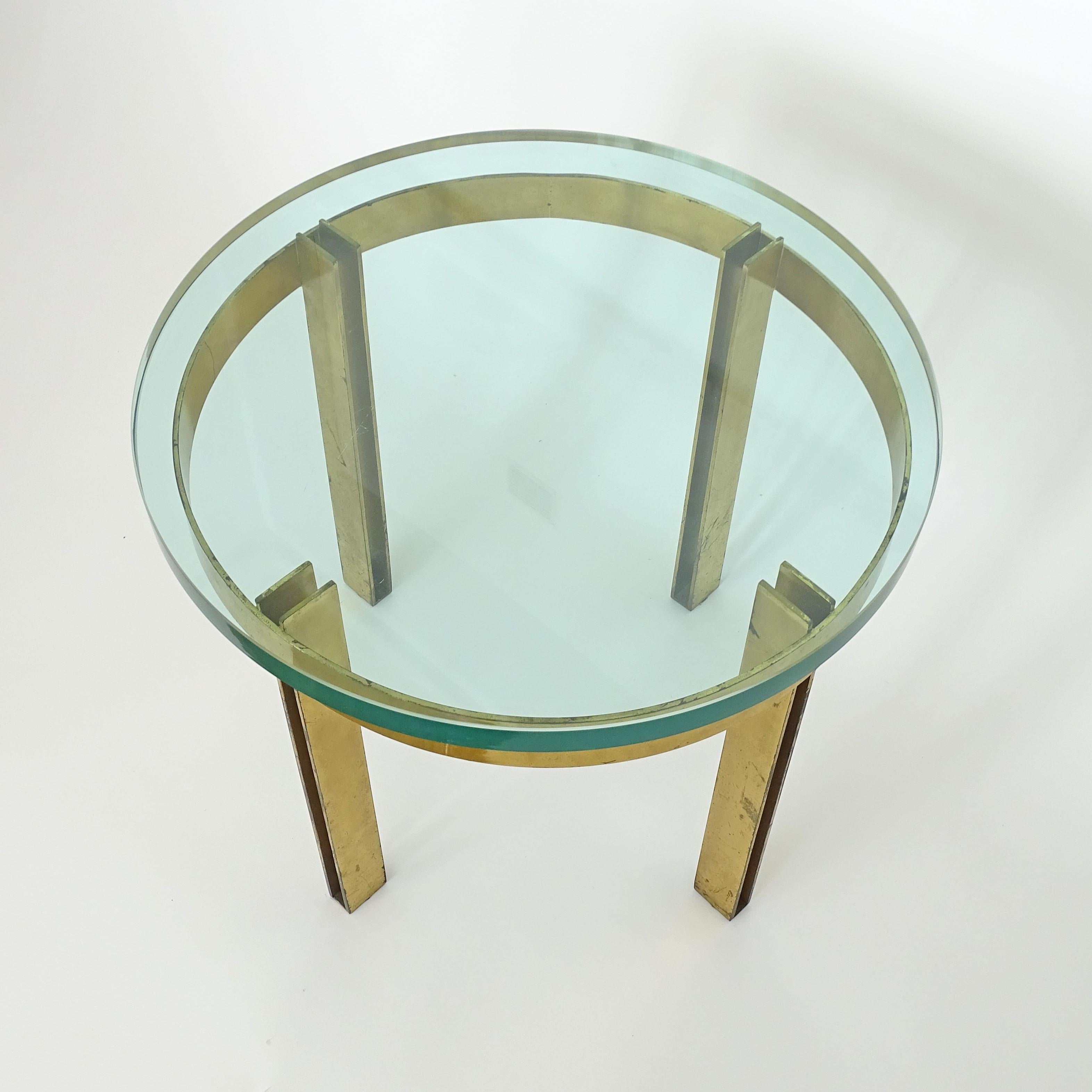Table basse architecturale italienne des années 1950 en laiton et verre épais en vente 2