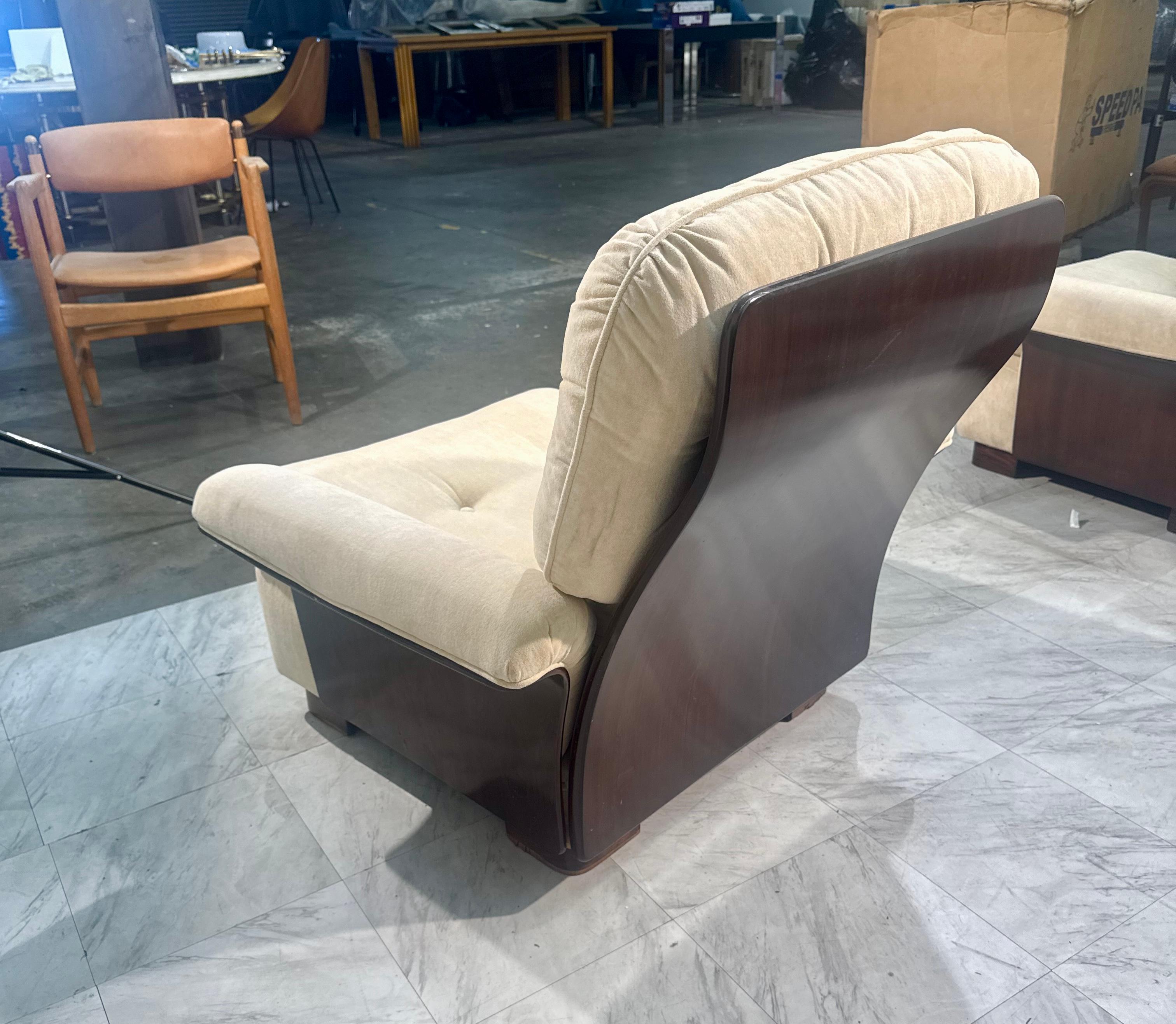 Noyer Fauteuils italiens des années 1950 à retapissage en noyer en vente