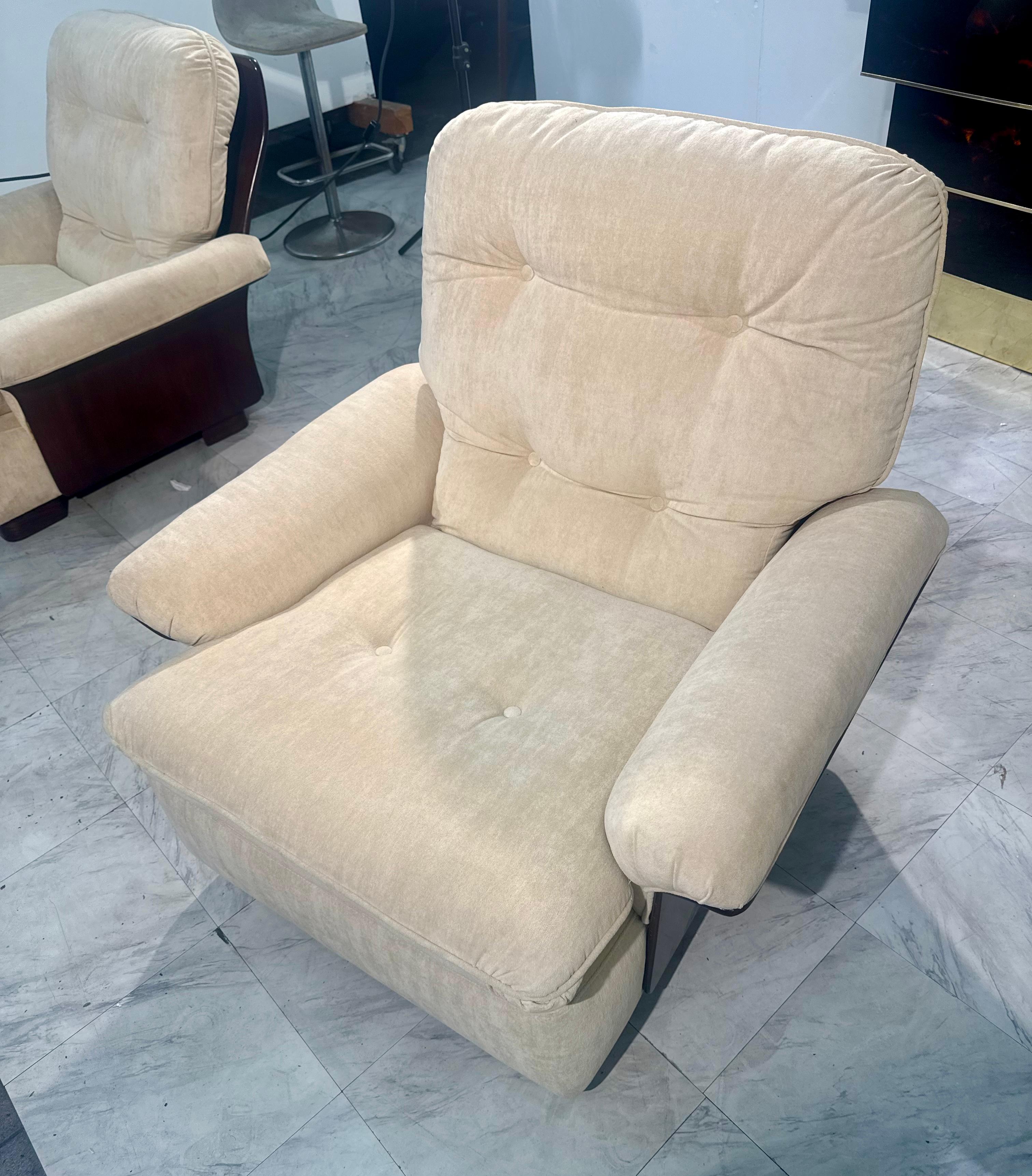 Fauteuils italiens des années 1950 à retapissage en noyer en vente 1