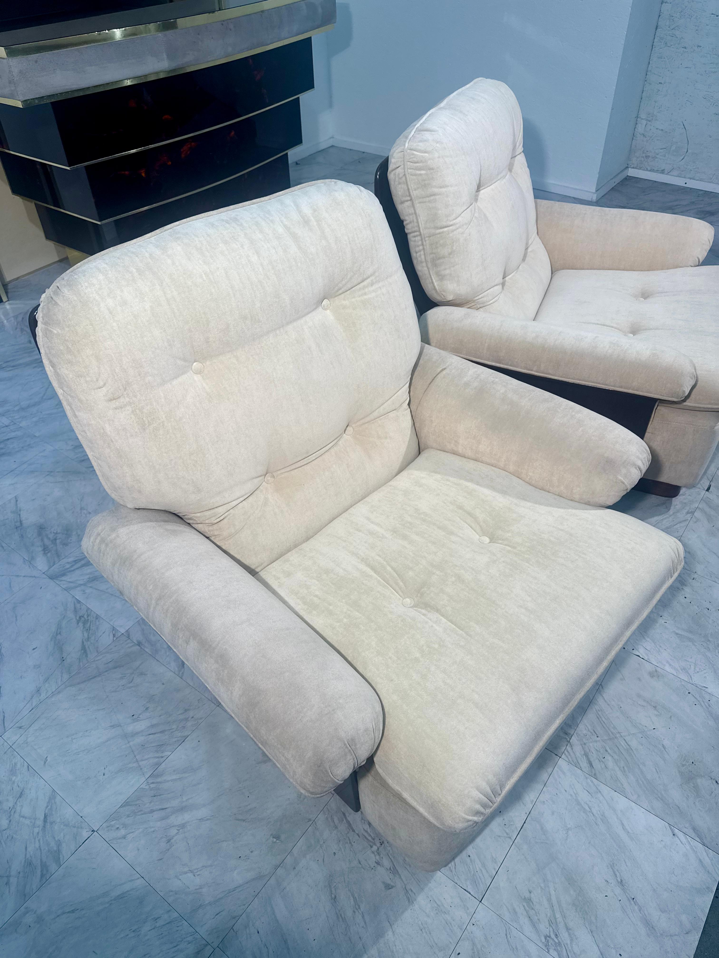 Fauteuils italiens des années 1950 à retapissage en noyer en vente 2