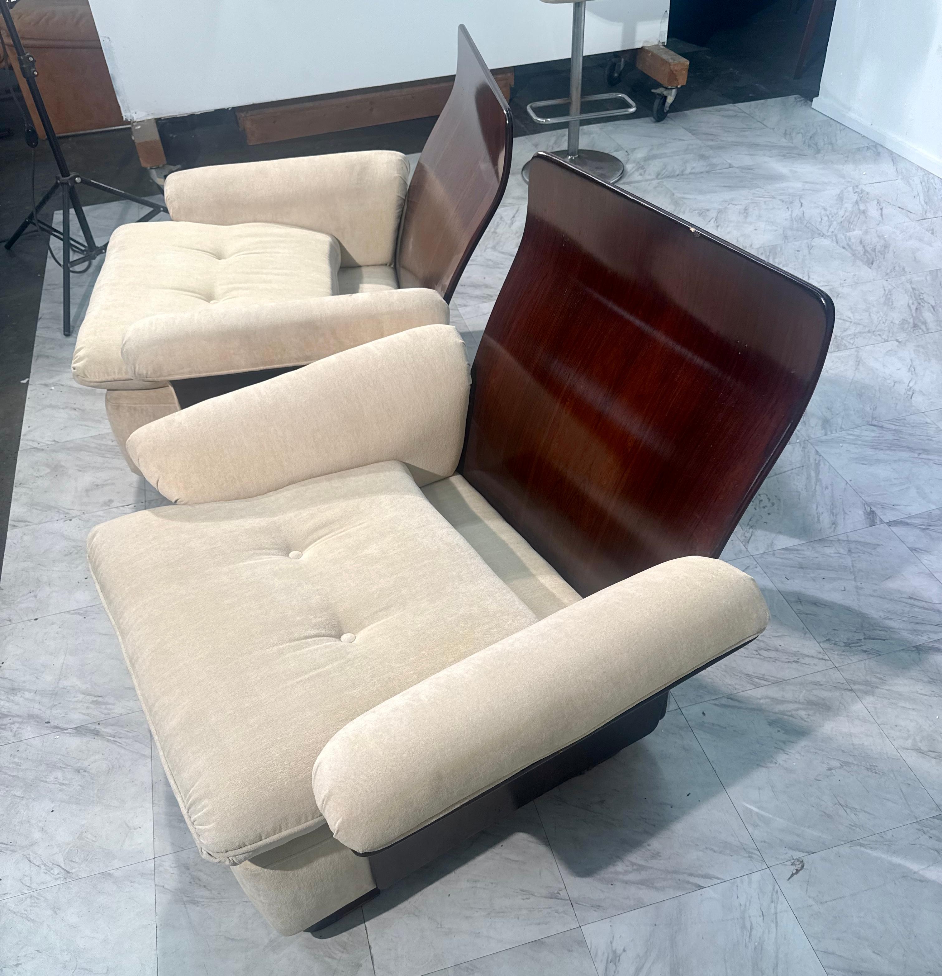 Fauteuils italiens des années 1950 à retapissage en noyer en vente 4