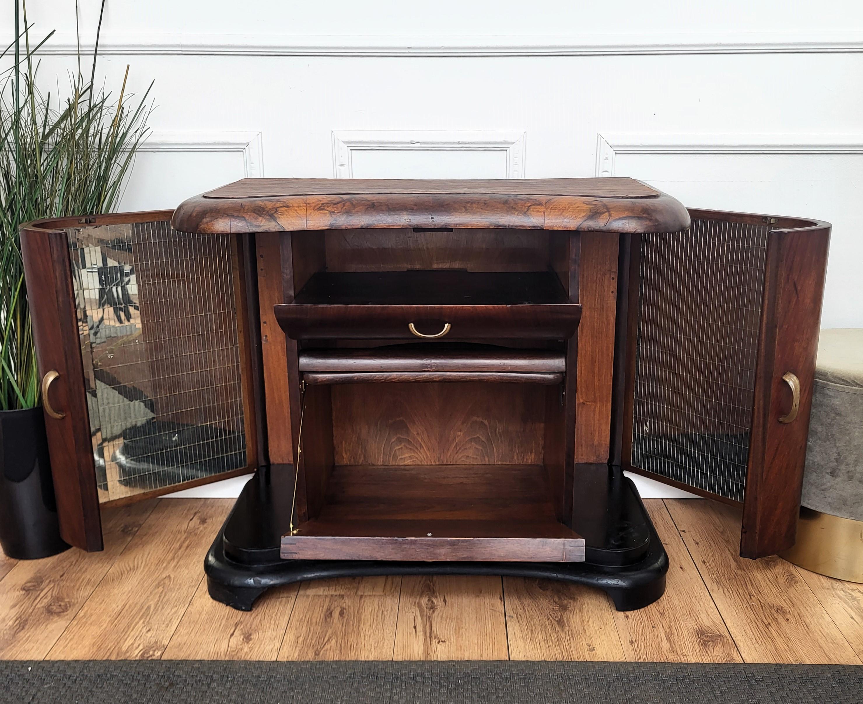 Italienischer Barschrank aus Nussbaumholz und Spiegelmosaik, Art déco, Mid-Century, 1950er Jahre im Angebot 4