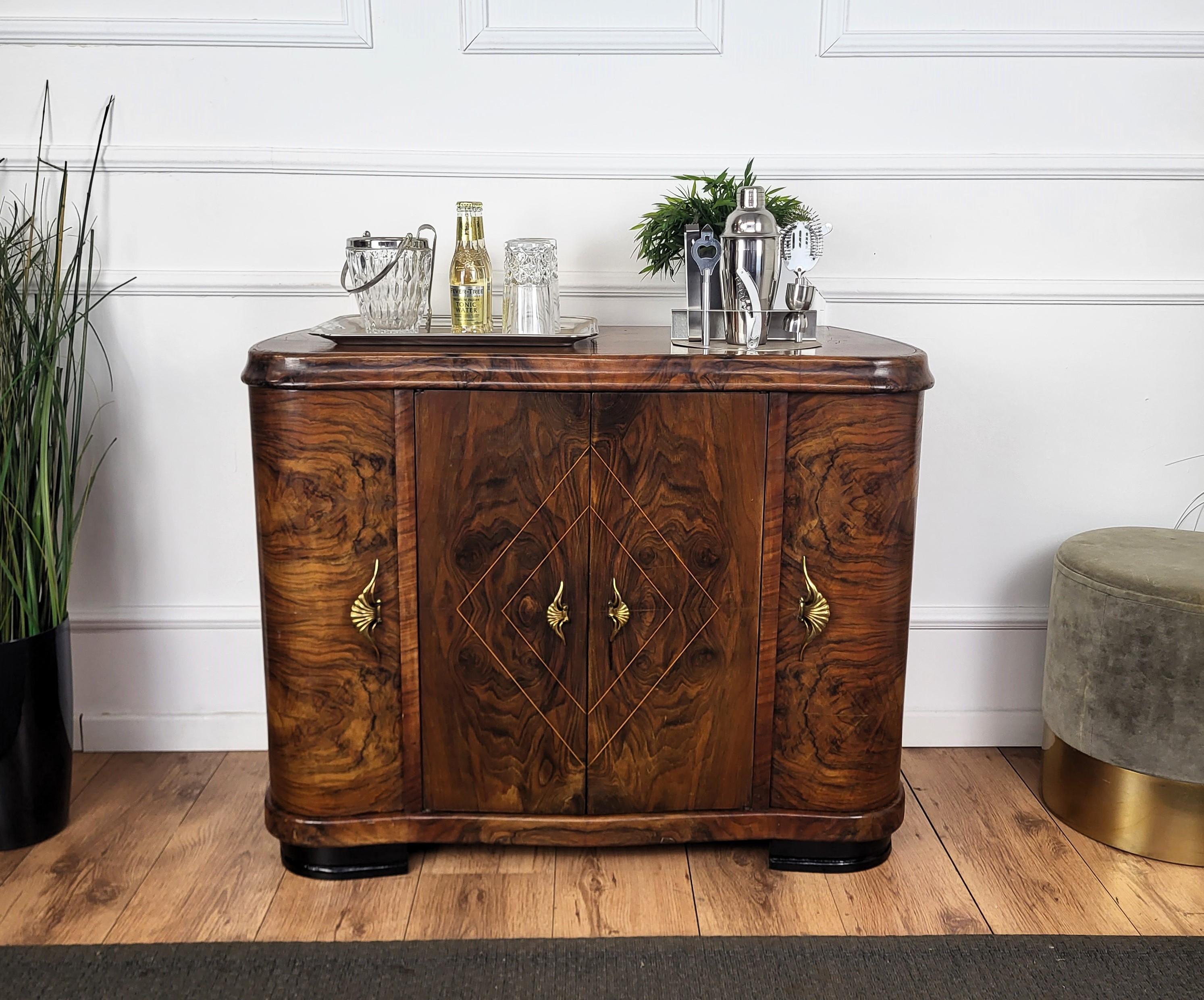 Very elegant Italian Art Deco Mid-Century Modern drinks dry bar cabinet with beautiful veneer walnut briar burl wood, two side doors and two central doors all detailed by great wooden decor craftmanship and the brass handles. When opened, on the