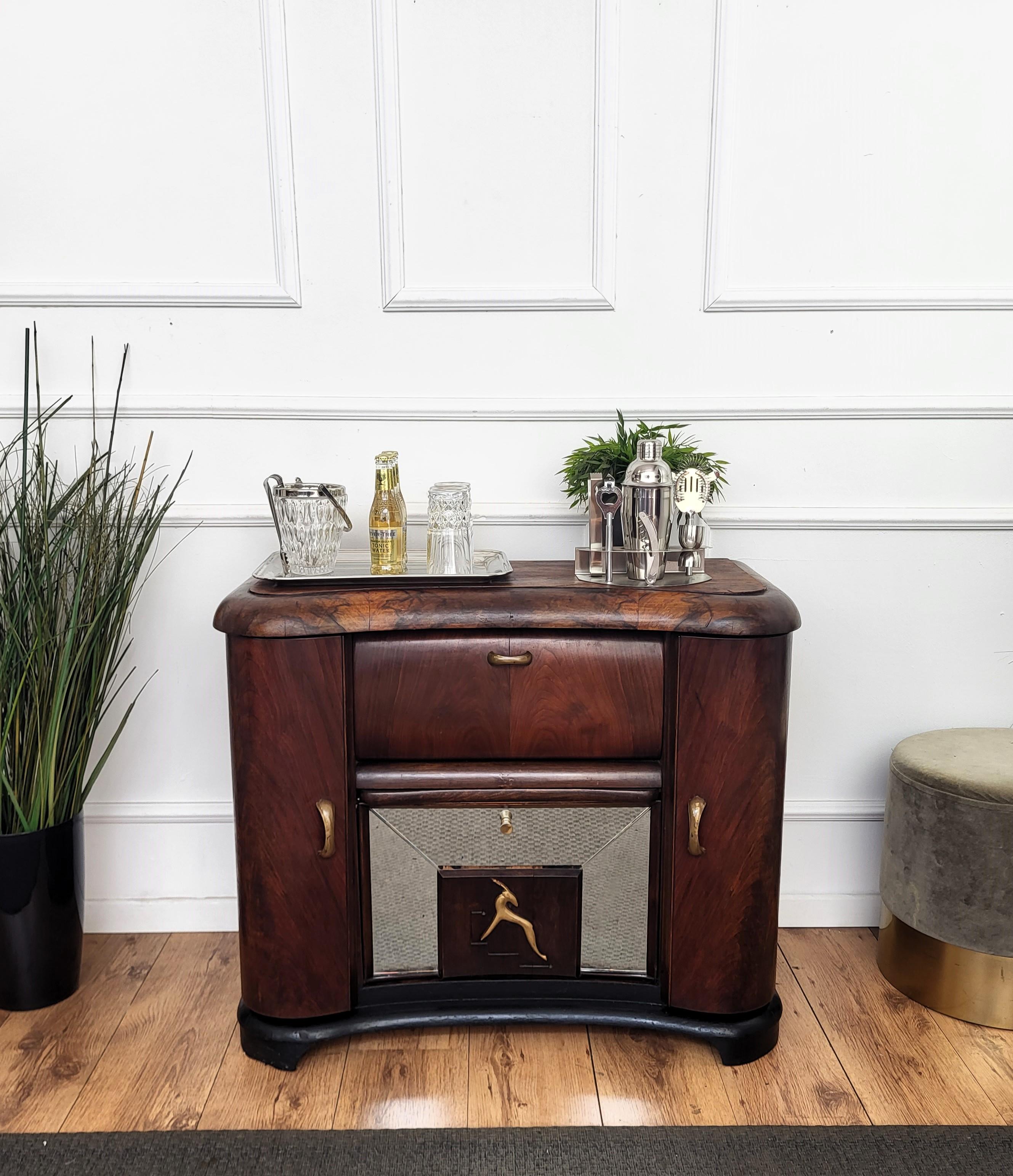 Sehr elegante italienische Art Deco Mid-Century Modern Getränke trocken Barschrank mit schönen Furnier Nussbaum Wurzelholz, zwei Seitentüren und zwei zentrale Türen alle durch große Holzdekor Handwerkskunst und die Messinggriffe detailliert. Wenn
