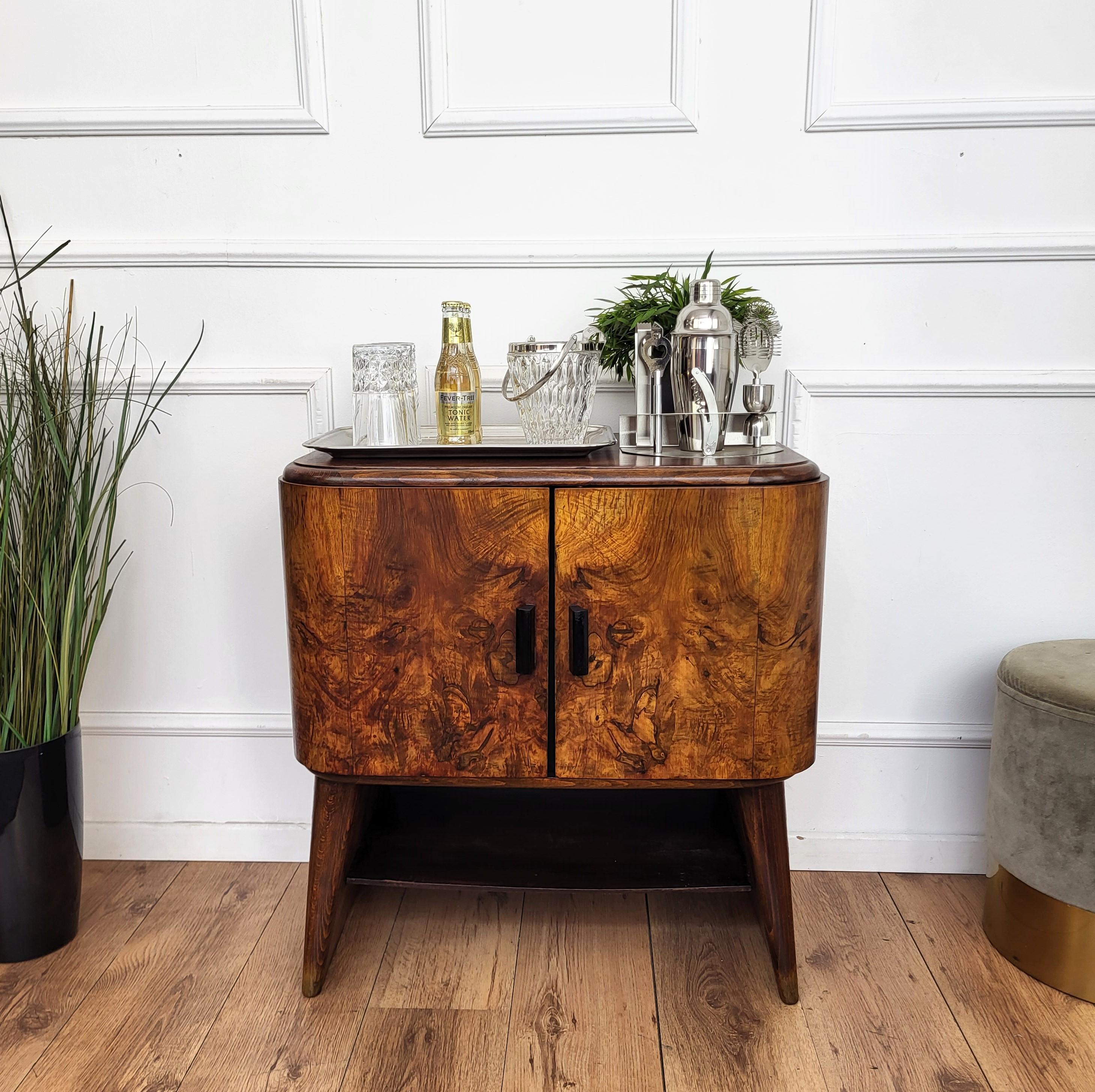 Sehr elegante italienische Art Deco Mid-Century Modern Getränke trocken Bar Schrank mit schönen Furnier Nussbaum Wurzelholz, zwei Türen, die alle durch große Holzdekor Handwerkskunst und die schwarzen Griffe und Bodenplatte detailliert. Wenn man es