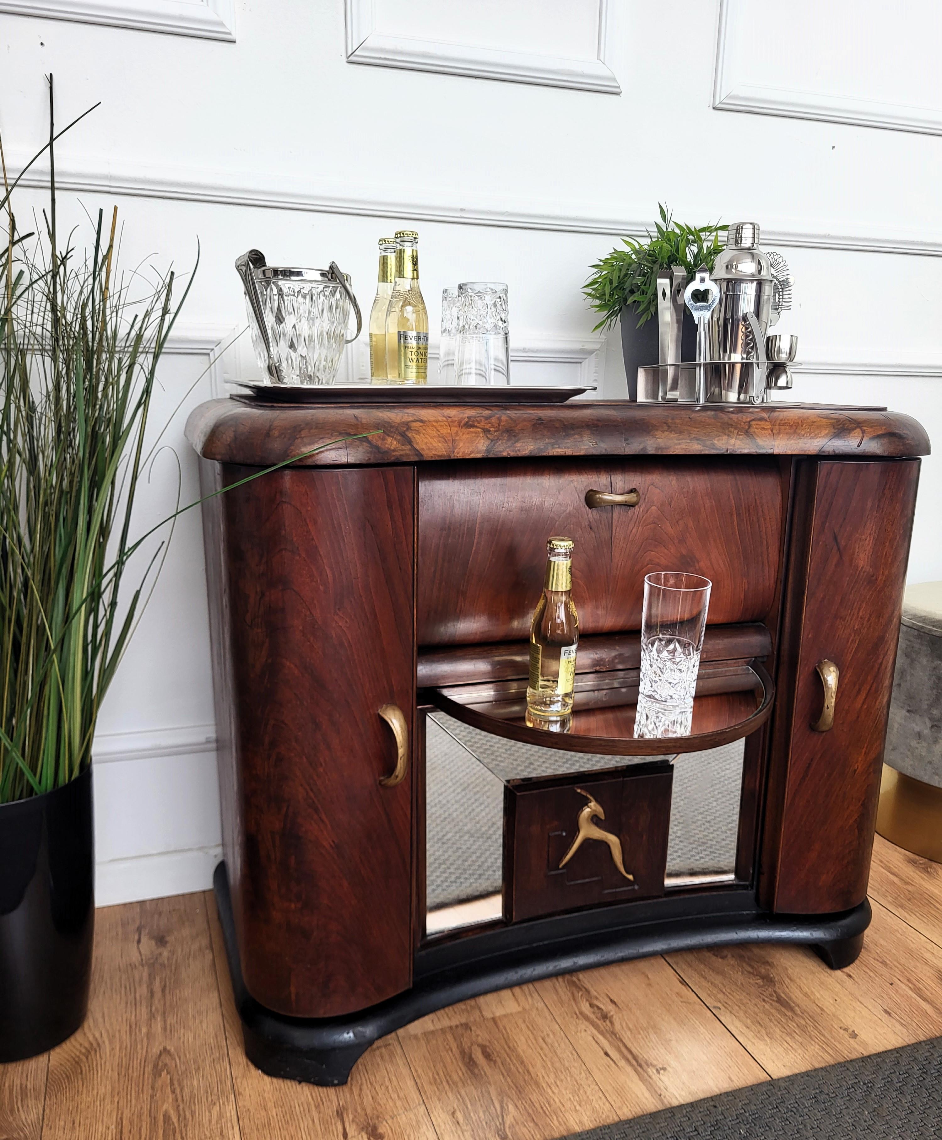 Italienischer Barschrank aus Nussbaumholz und Spiegelmosaik, Art déco, Mid-Century, 1950er Jahre im Zustand „Gut“ im Angebot in Carimate, Como