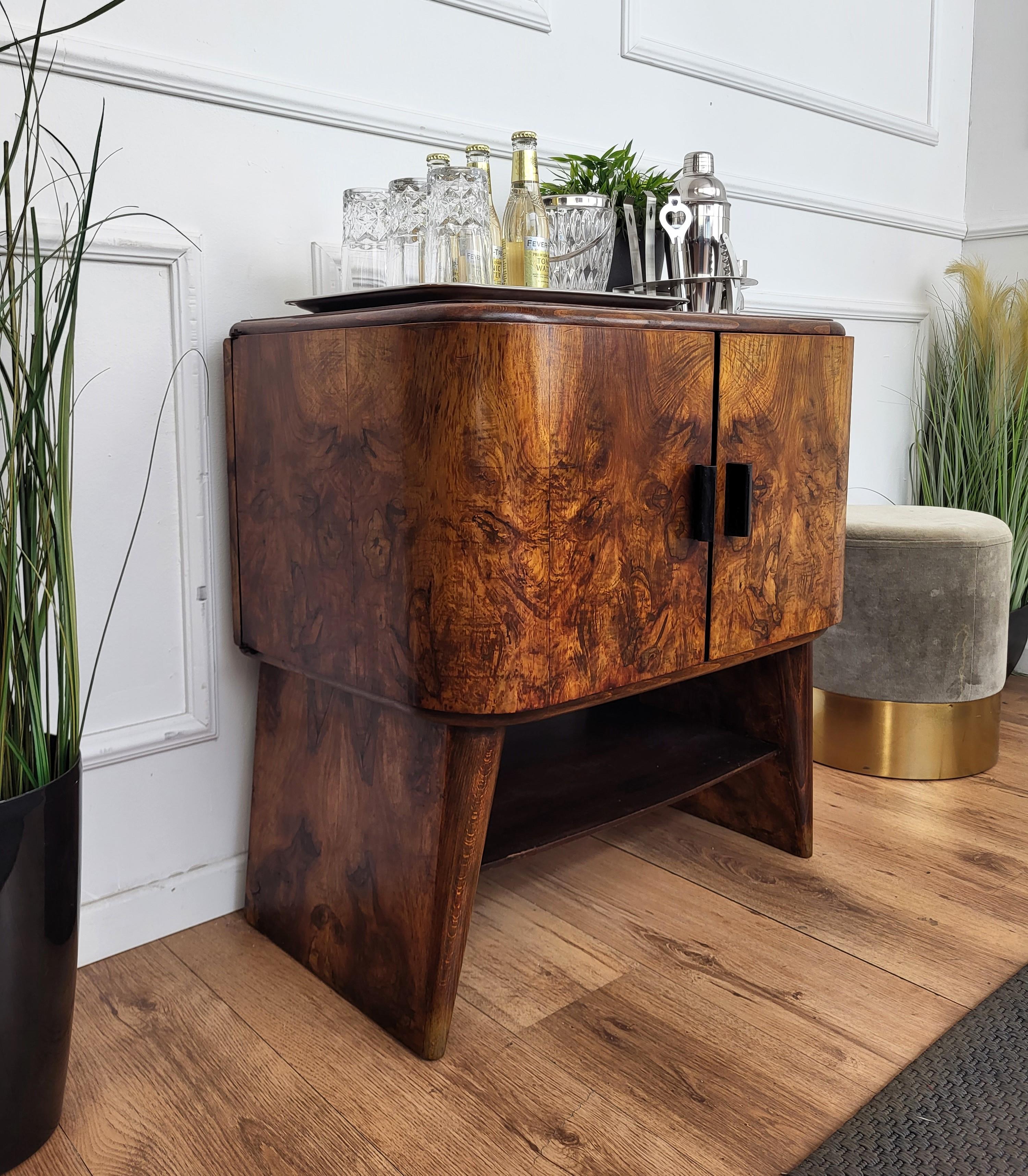 Italienischer Barschrank aus Nussbaumholz und Spiegelmosaik, Art déco, Mid-Century, 1950er Jahre (20. Jahrhundert)