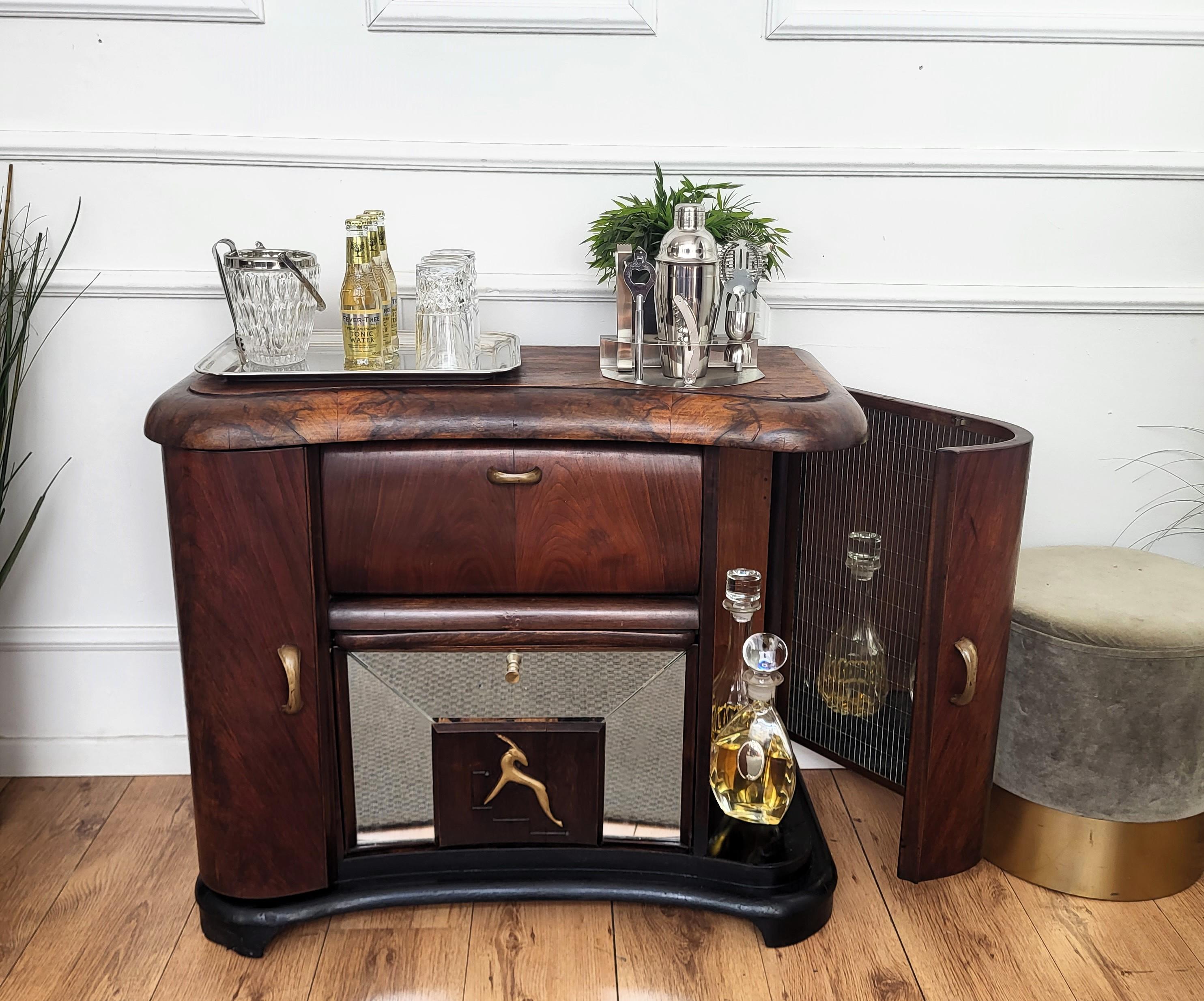 Italienischer Barschrank aus Nussbaumholz und Spiegelmosaik, Art déco, Mid-Century, 1950er Jahre (Messing) im Angebot