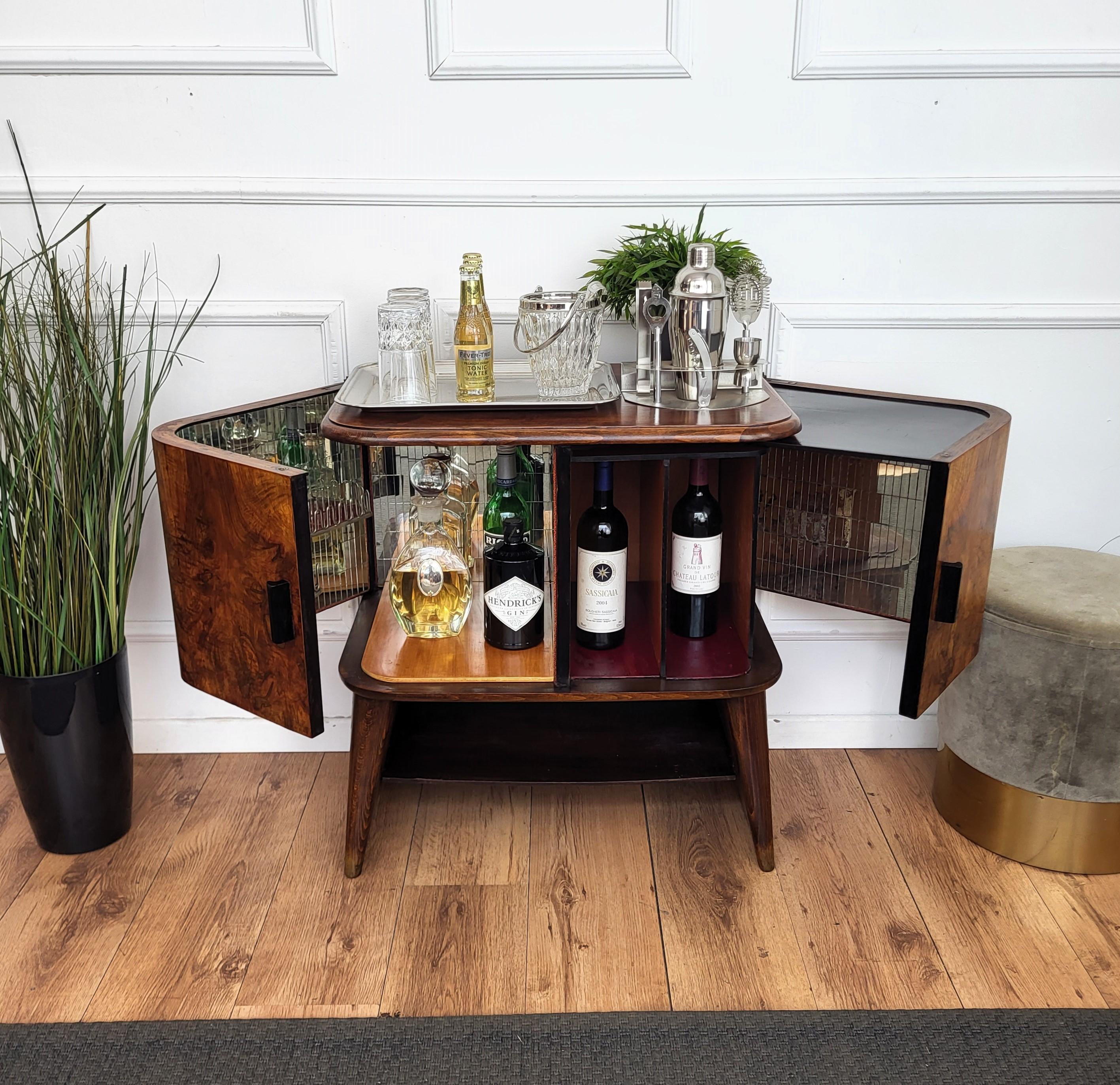 Italienischer Barschrank aus Nussbaumholz und Spiegelmosaik, Art déco, Mid-Century, 1950er Jahre (Messing)