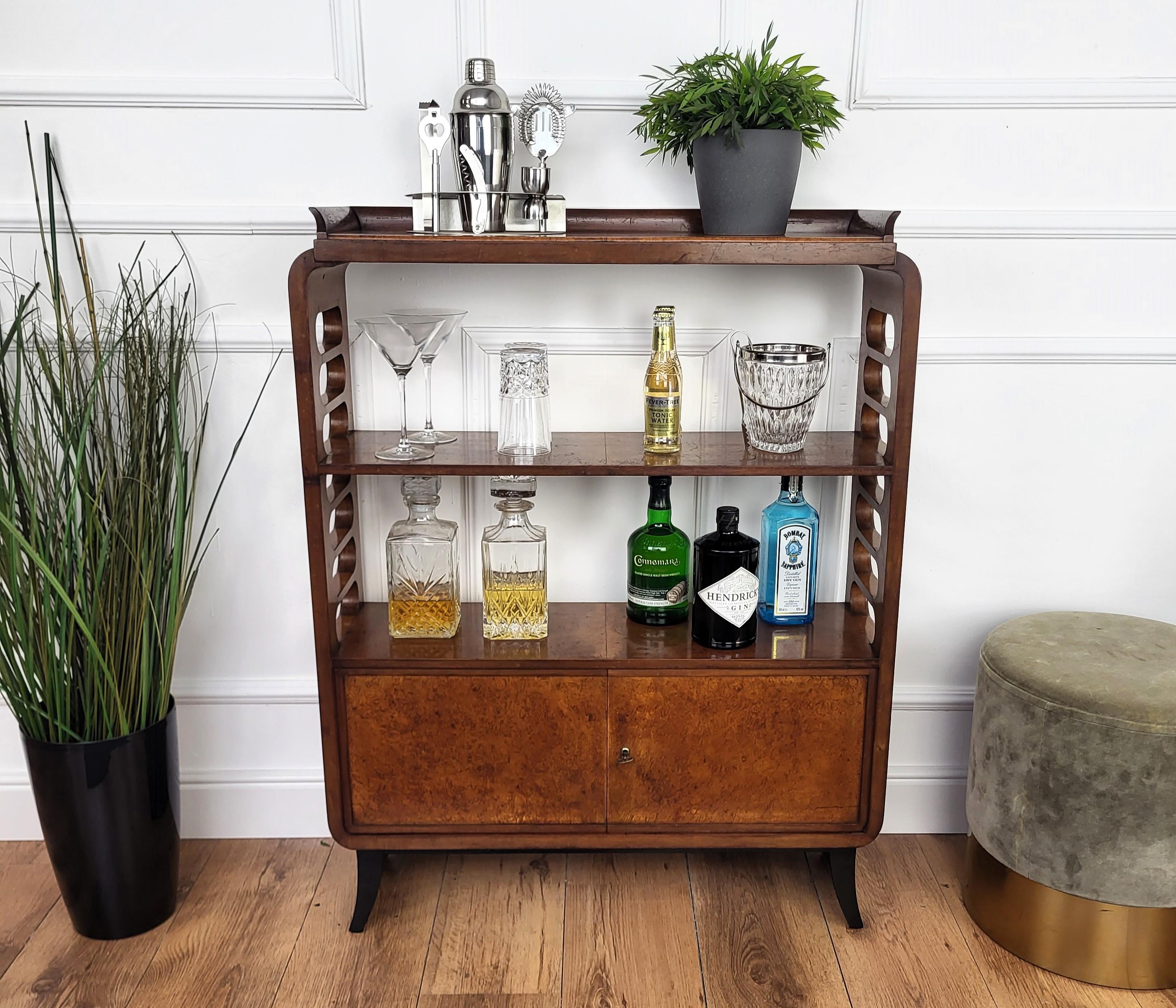 Très élégant italien Art Deco Mid-Century Modern-Decor boissons sec bar armoire avec beau placage de noyer briar bois ronce, étagères centrales et deux portes inférieures, tous détaillés par grand côté bois décor artisanal et l'étagère supérieure