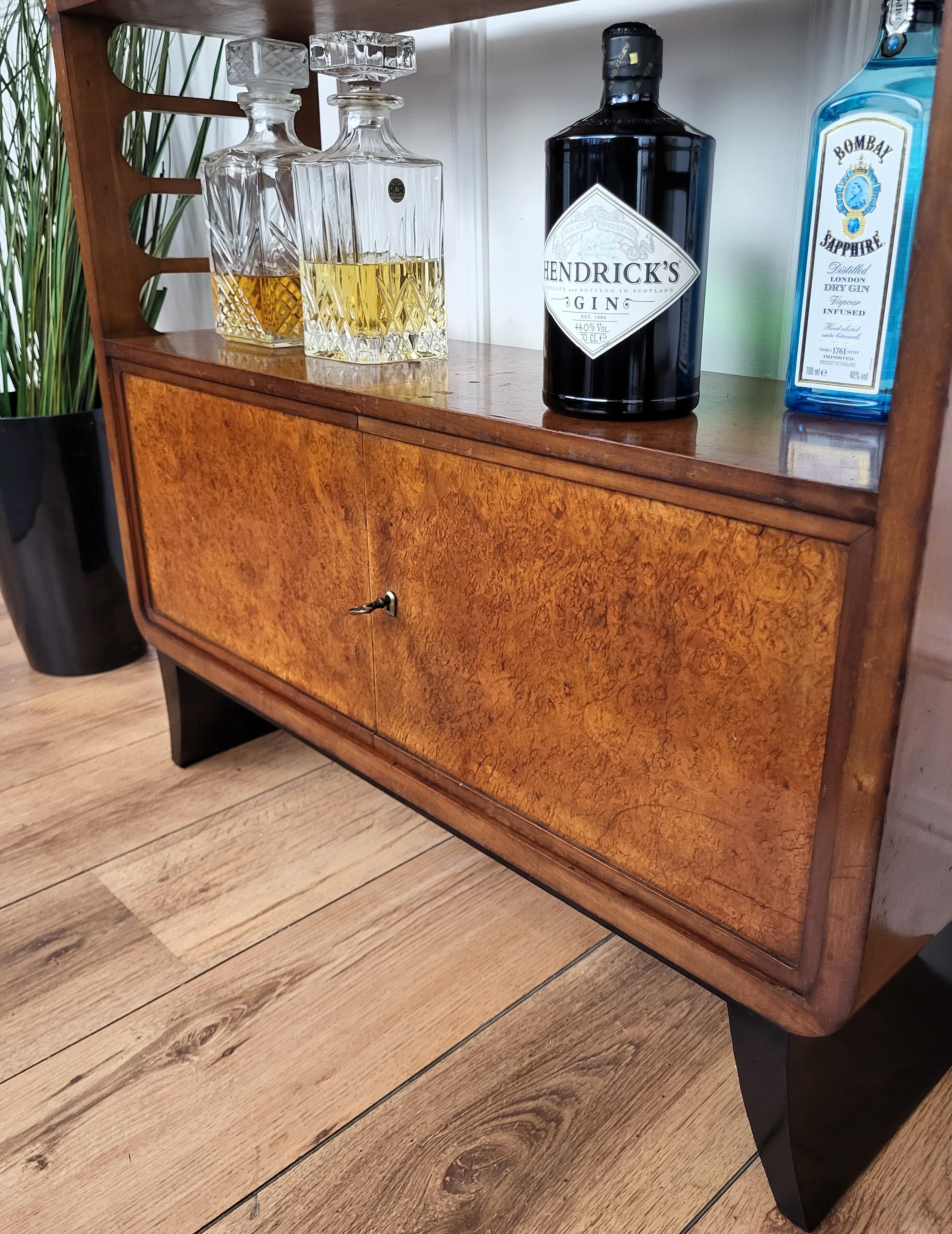 20ième siècle Meuble bar italien des années 1950 Art déco du milieu du siècle en ronce de noyer en vente