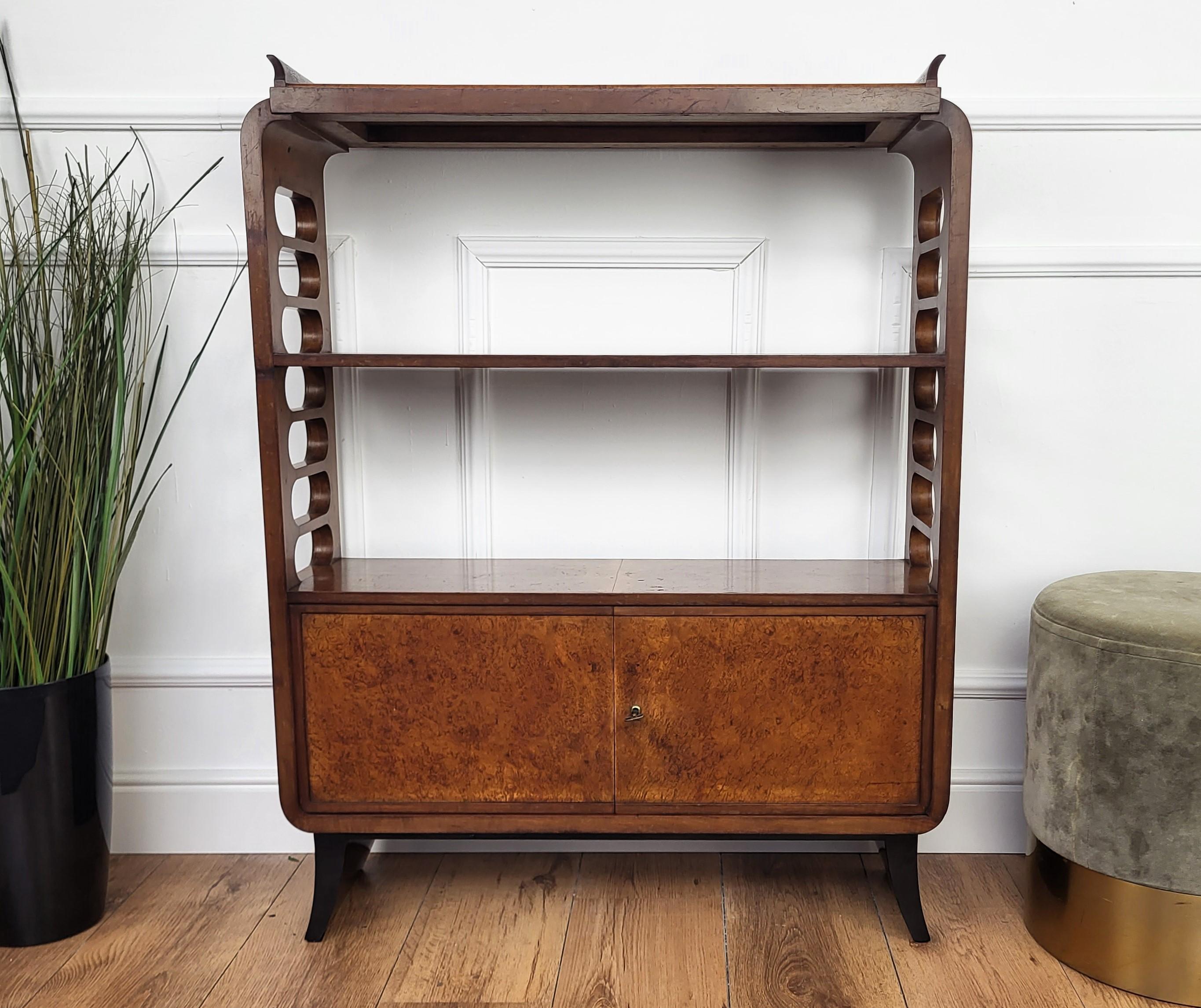 Meuble bar italien des années 1950 Art déco du milieu du siècle en ronce de noyer en vente 2