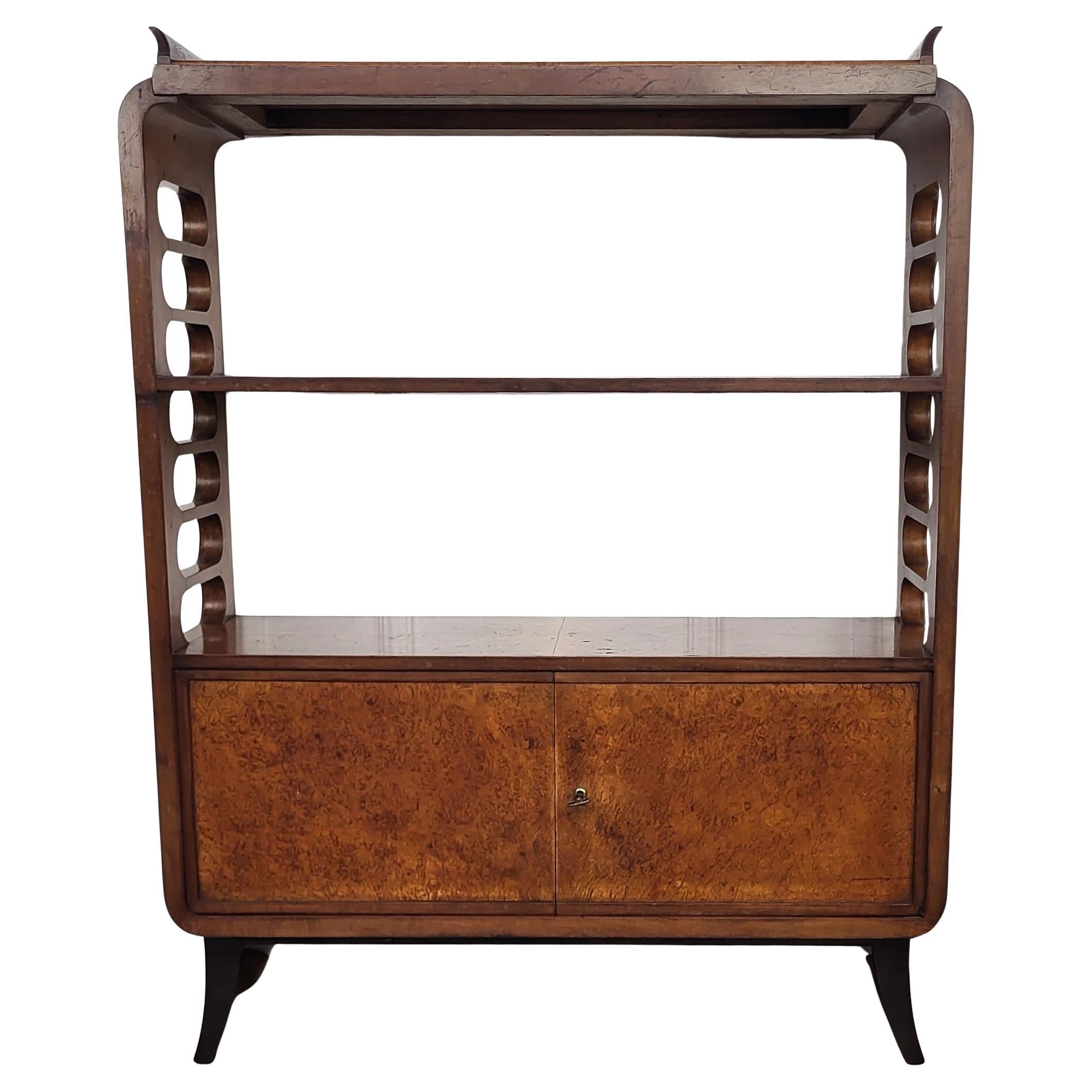 Mobile bar italiano anni '50 Art Deco metà secolo con ripiani in radica di noce