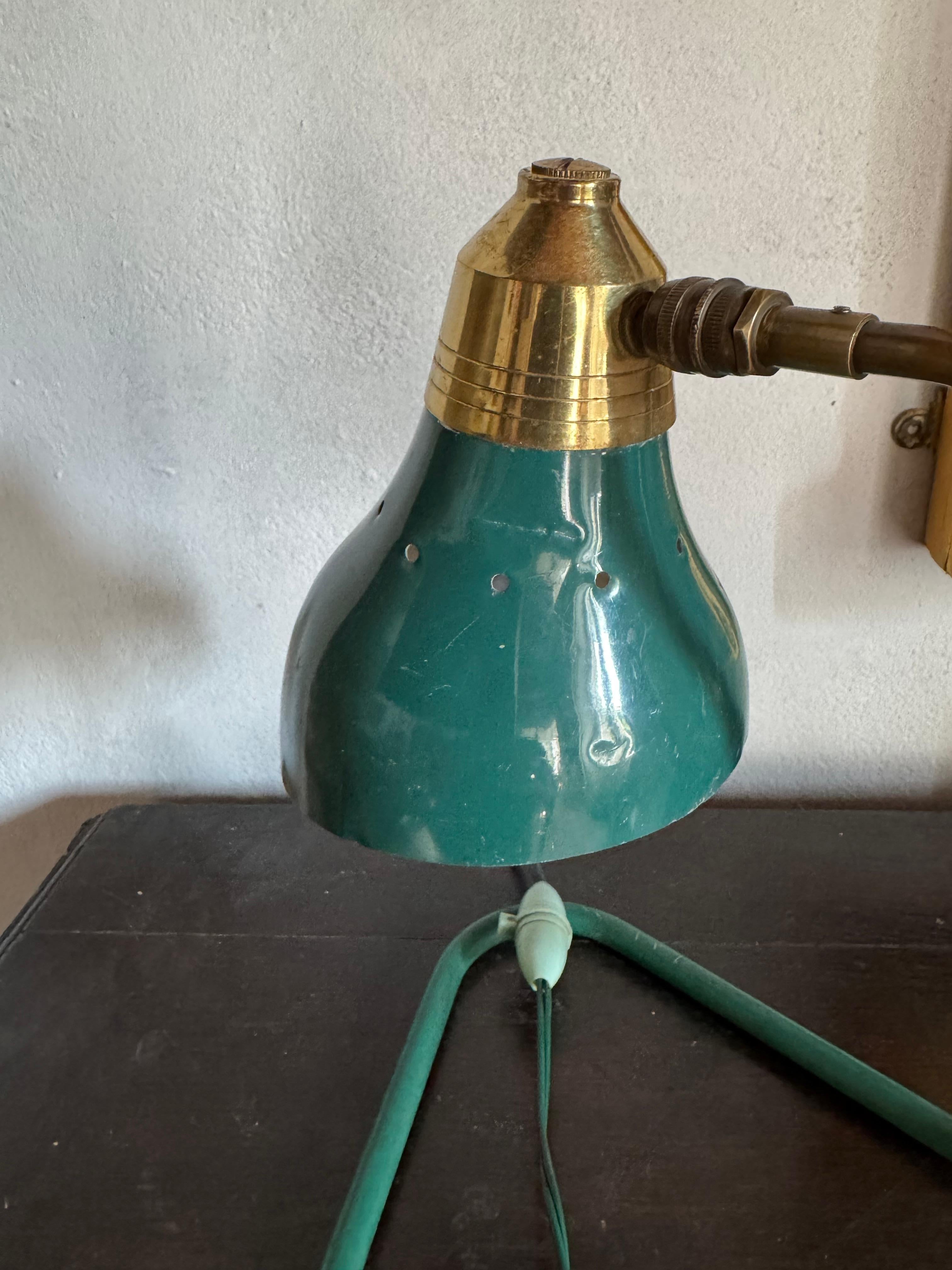 Italian 1950’s articulating desk lamp In Good Condition For Sale In London, GB