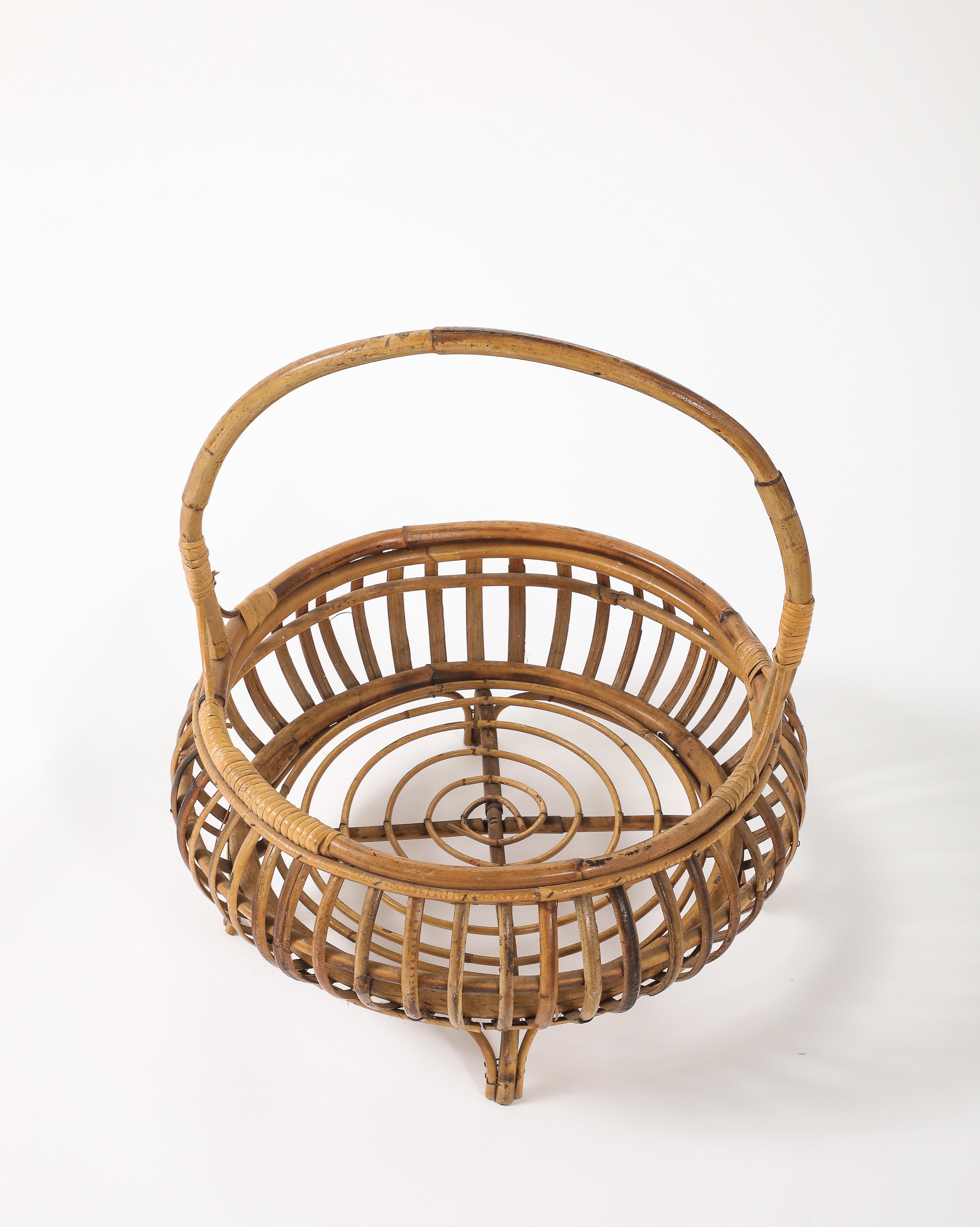 Un incantevole cesto di bambù fatto a mano in Italia negli anni '50, di grandi dimensioni e con un manico meraviglioso.  Conserva, esponi e trasporta i tuoi documenti o la tua frutta e verdura in modo elegante! Adatto al soggiorno, alla camera da