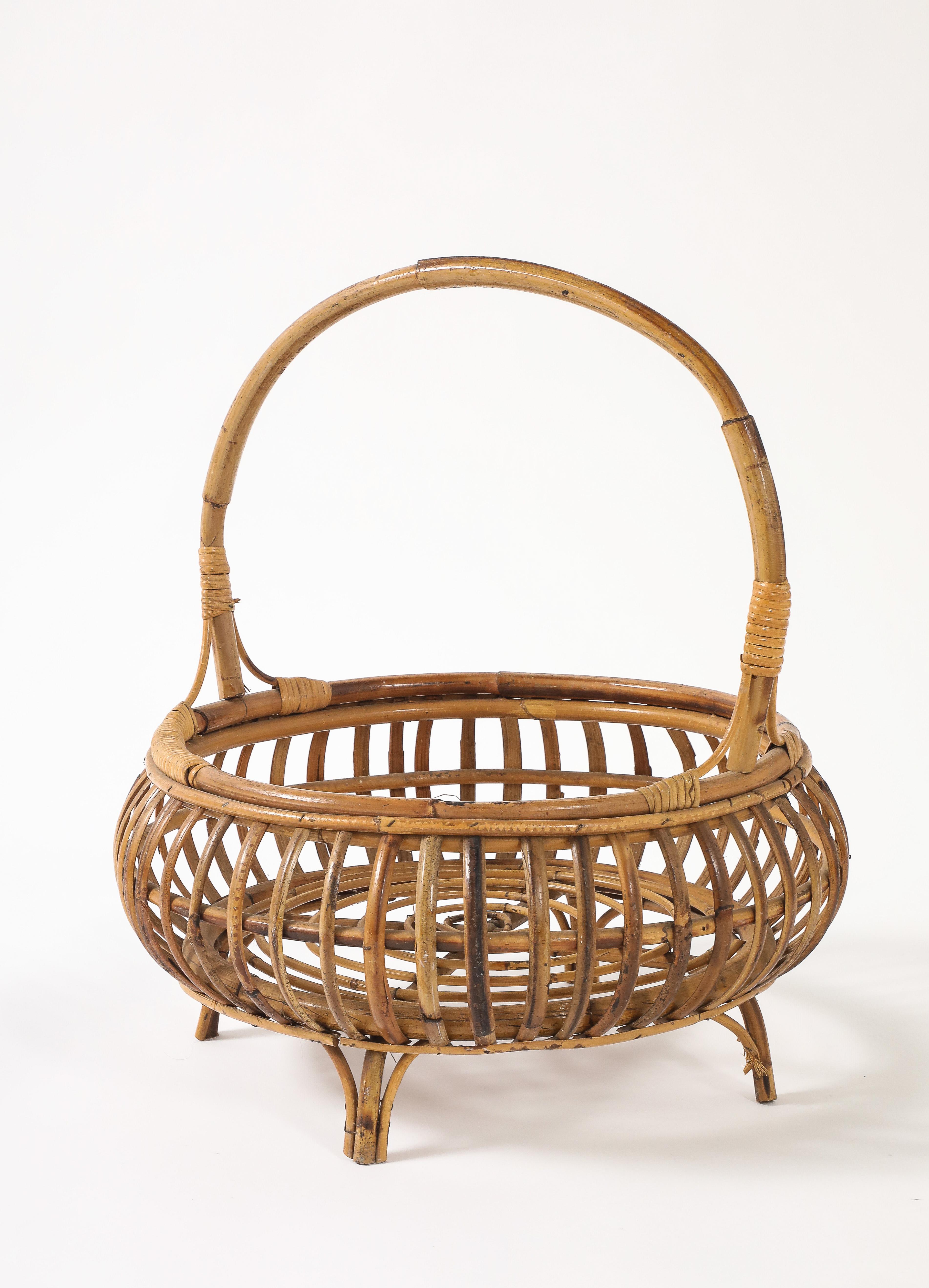 Mid-Century moderno Cestino in bambù italiano degli anni '50 con manico in vendita