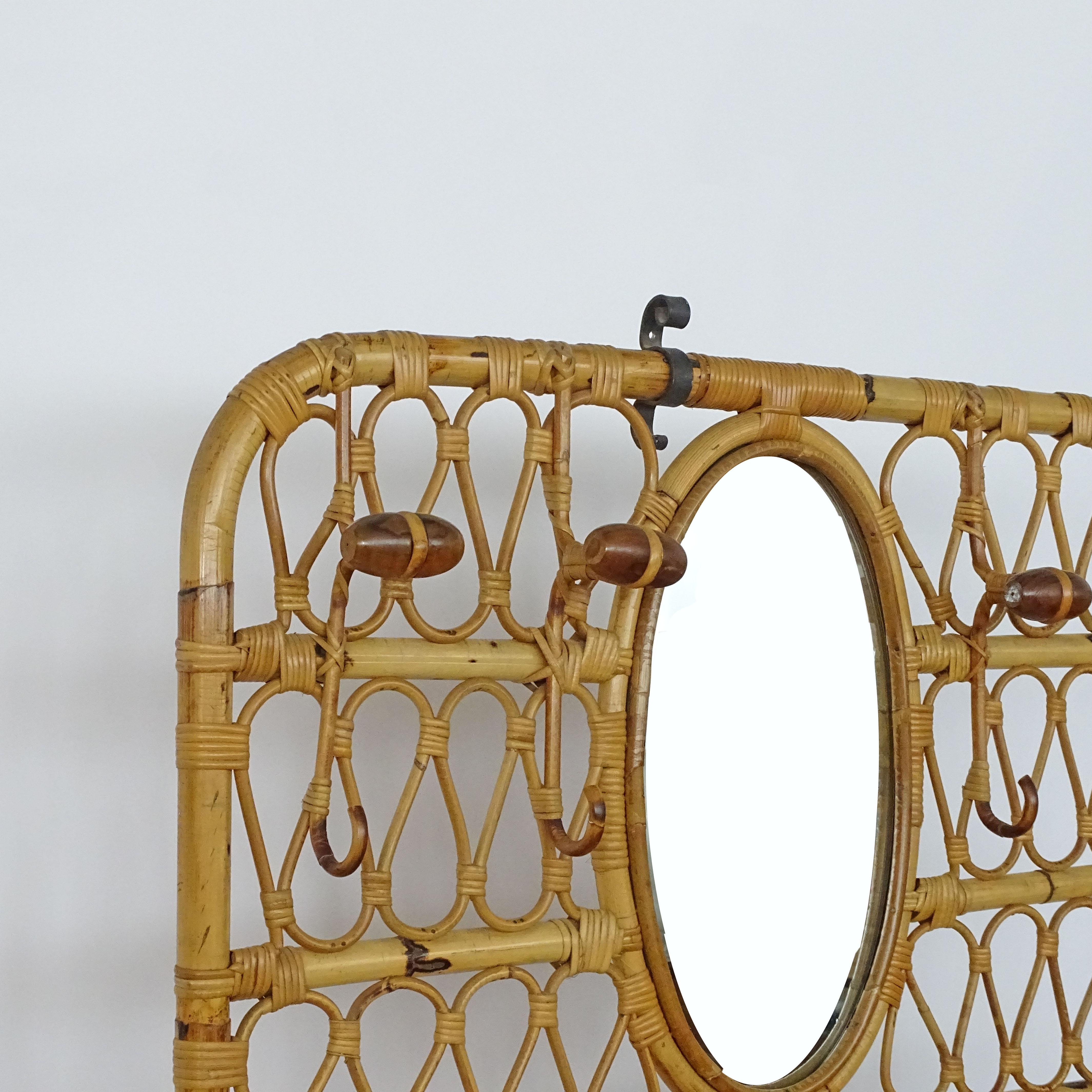 Prächtiges italienisches Bambus-Eingangsmöbel aus den 1950er Jahren mit Garderobe, Spiegel, Regalen und Truhe.
