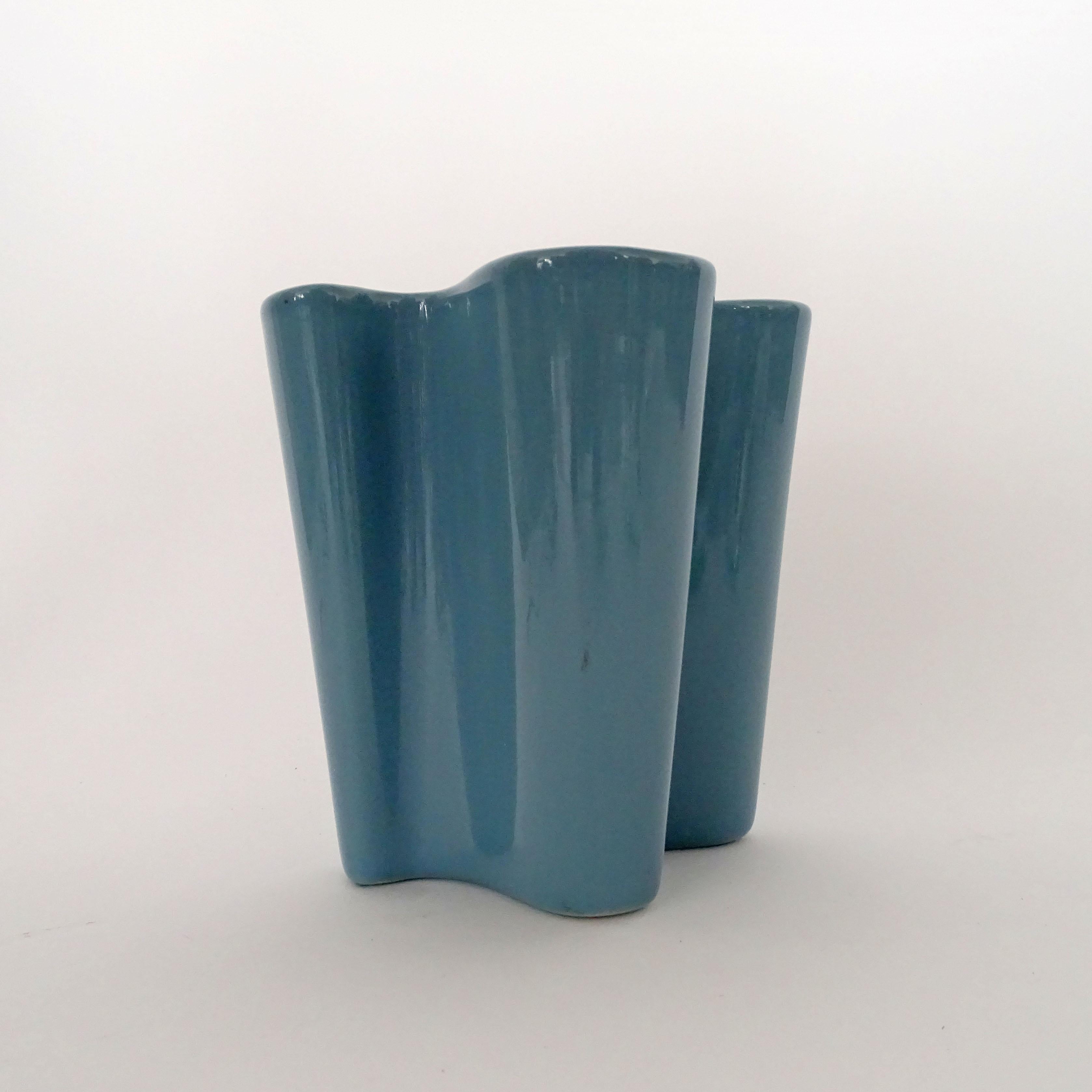 Milieu du XXe siècle Vase biomorphe italien des années 1950 en céramique bleu pétrole en vente