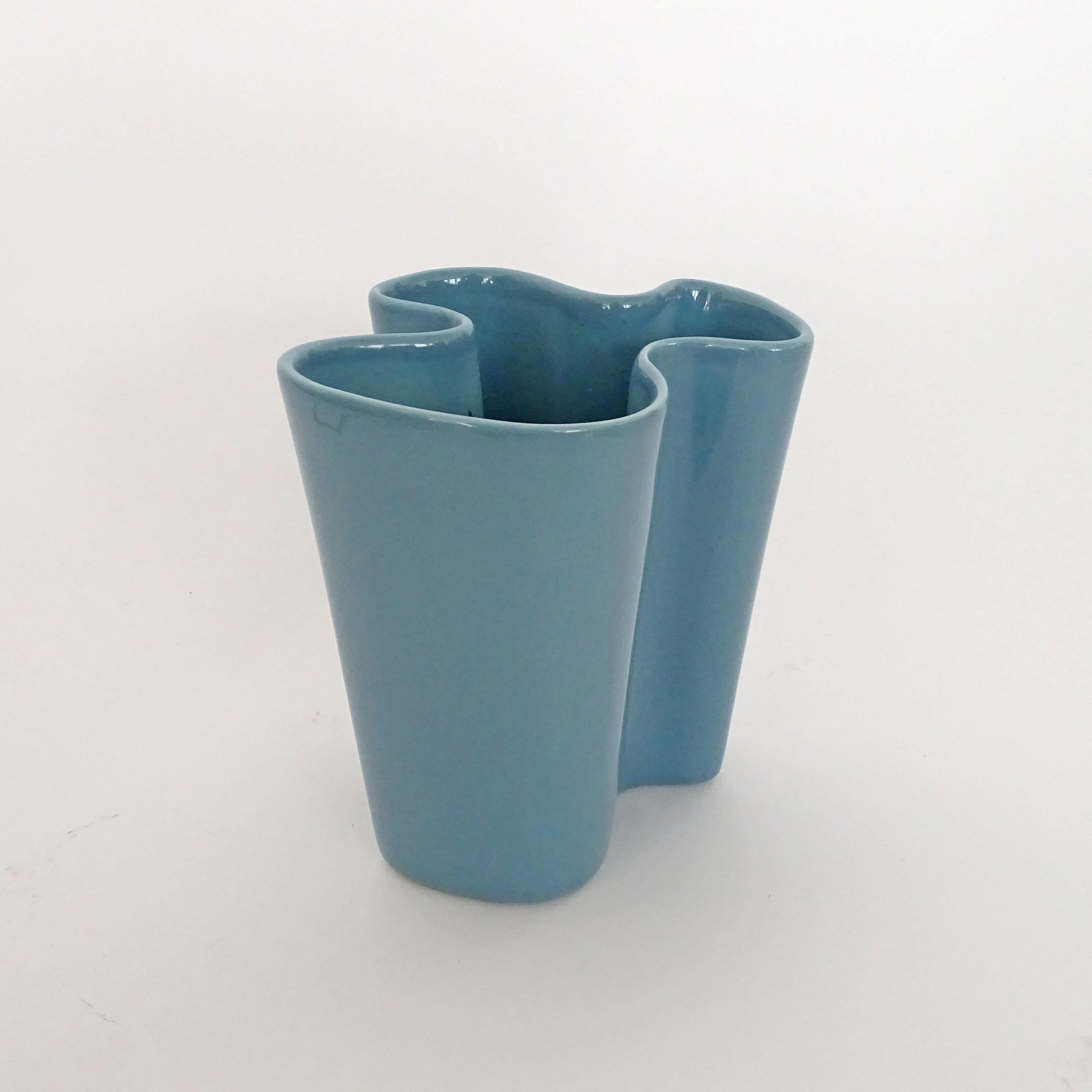Vase biomorphe italien des années 1950 en céramique bleu pétrole en vente 1