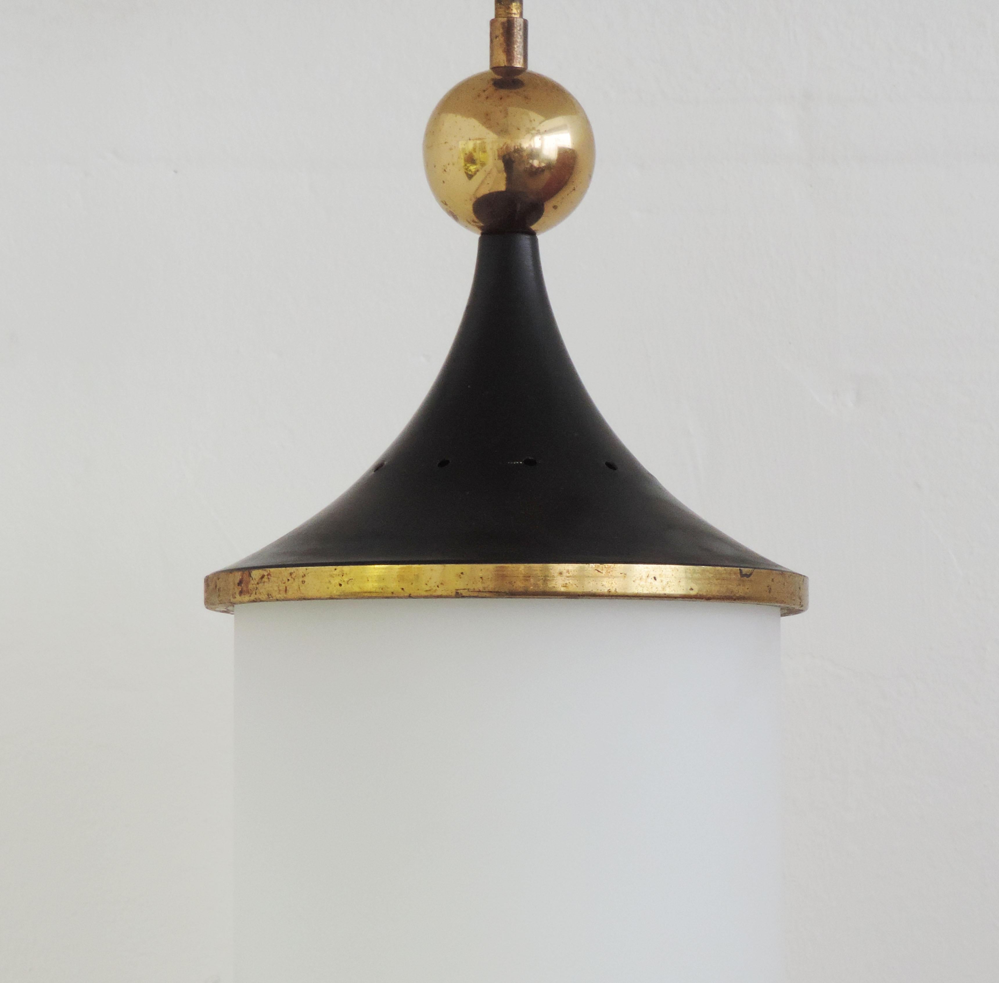 Splendid Italian 1950s Brass Pendant attributed to Oscar Torlasco for Lumi.
Carries 3 Small Screw Internal Light Bulbs.