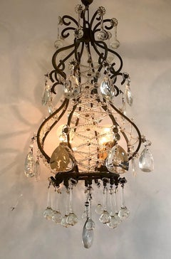 Lampada a sospensione / lampadario a gabbia in ferro nero e cristallo italiano degli anni '50