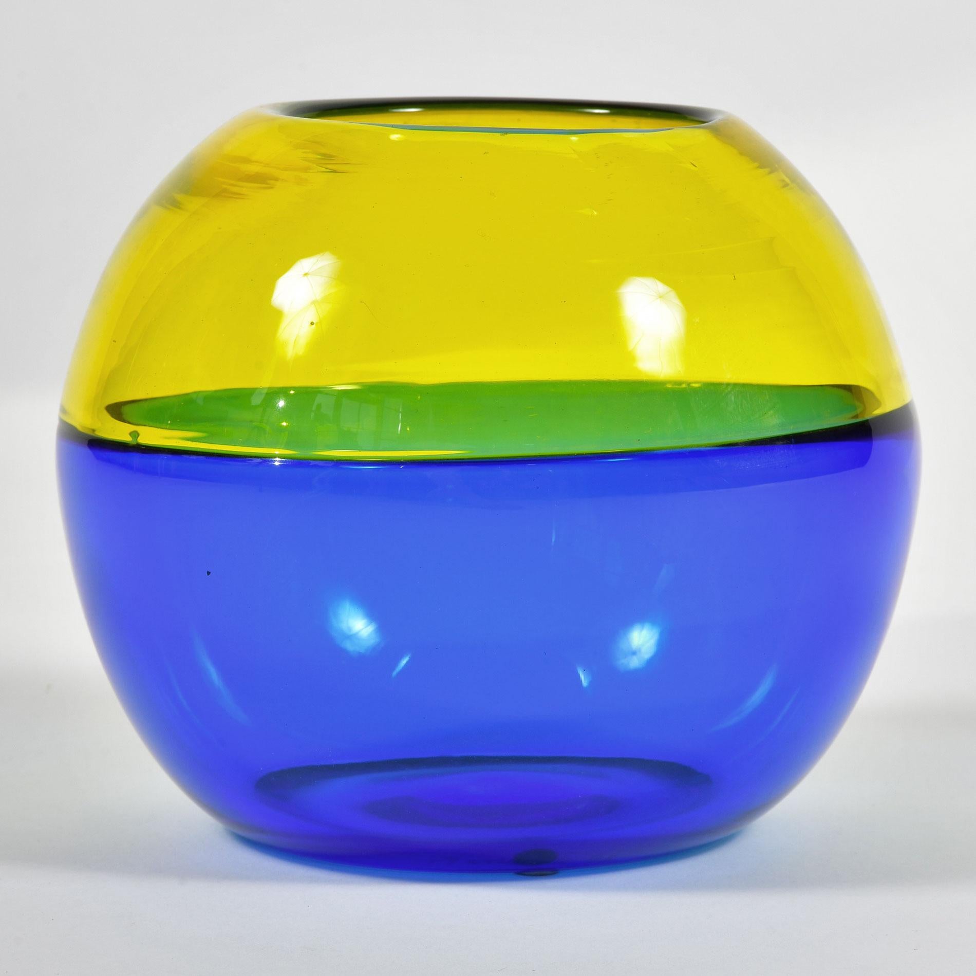 Italienische Vase oder Skulptur aus blauem und gelbem Murano-Glas. Unterzeichnet (20. Jahrhundert) im Angebot