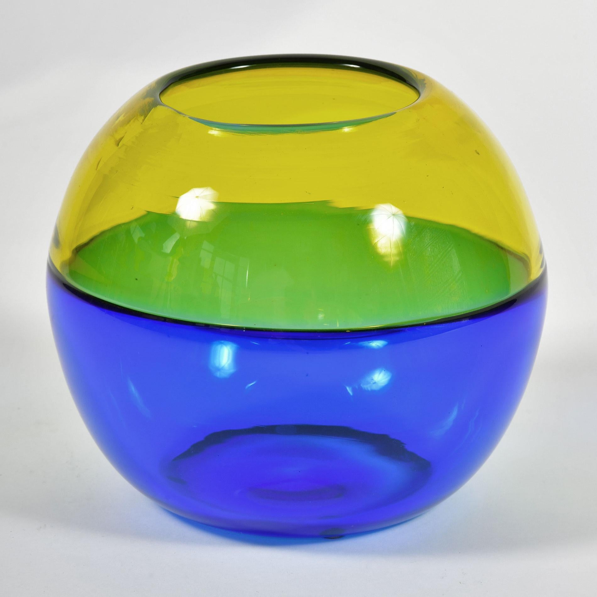 Italienische Vase oder Skulptur aus blauem und gelbem Murano-Glas. Unterzeichnet im Angebot 1