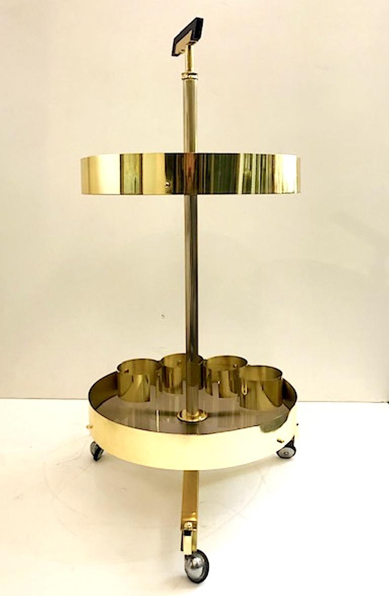 Mid-Century Modern Le chariot de bar italien en laiton et verre des années 1950 en vente