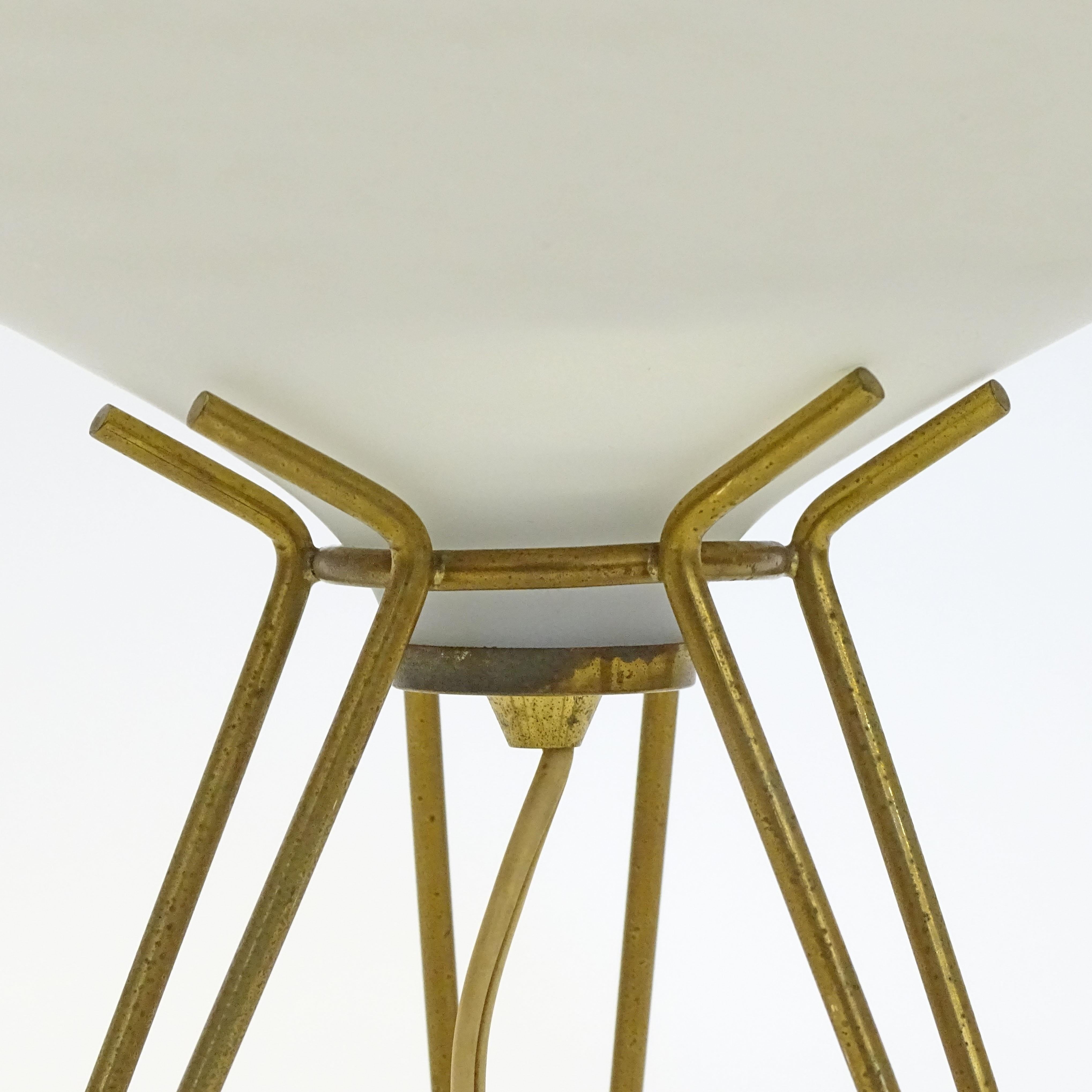 Milieu du XXe siècle Lampe de table italienne des années 1950 en laiton et verre en vente