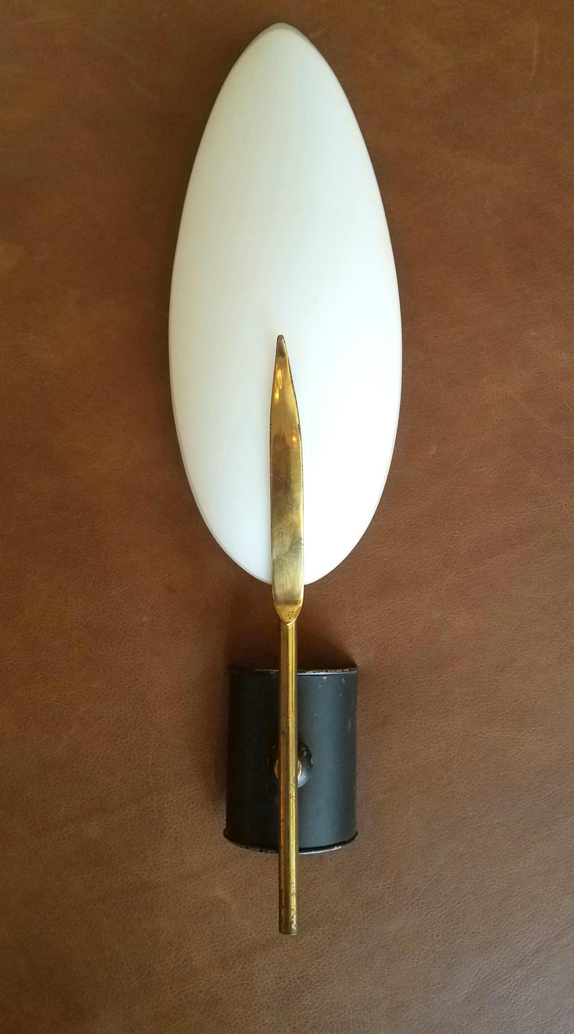 Italian 1950s Brass and Glass Wall Sconce In Good Condition In Los Angeles, CA