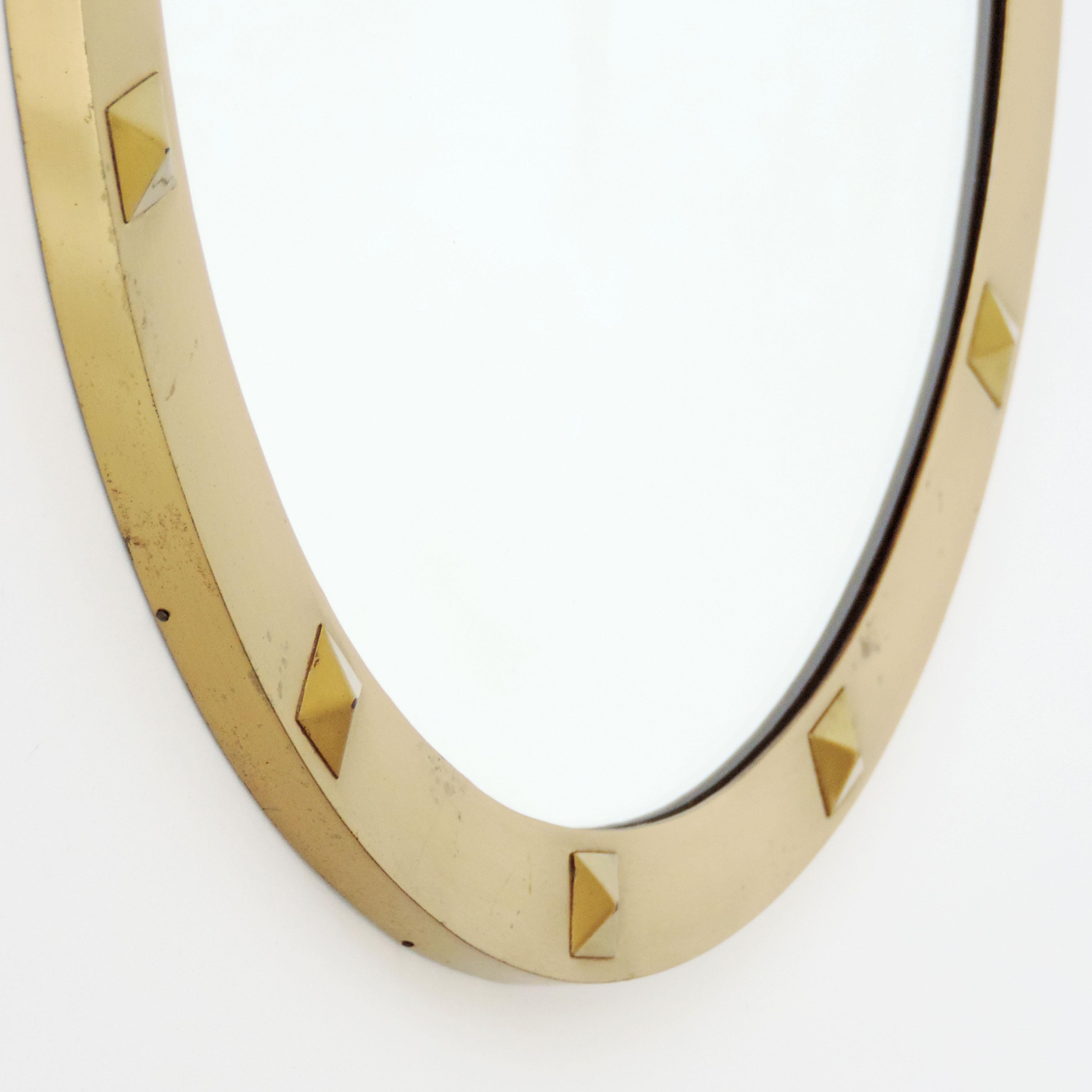 Italian 1950s Brass and Studs Circular Wall Mirror In Good Condition For Sale In Milan, IT