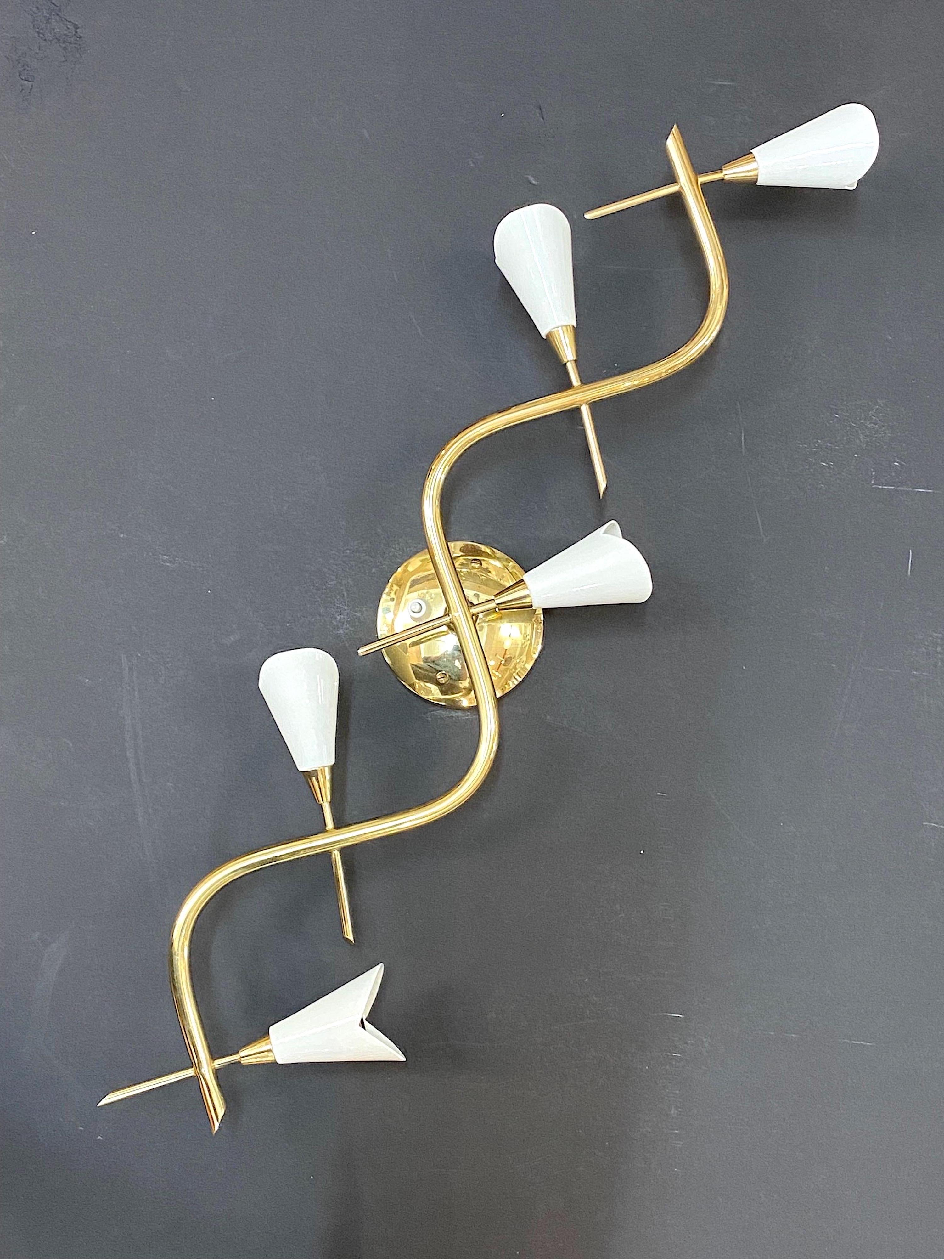 Italian 1950s Brass and White Enamel 5 Light Sconce / Wall Light In Good Condition For Sale In New York, NY
