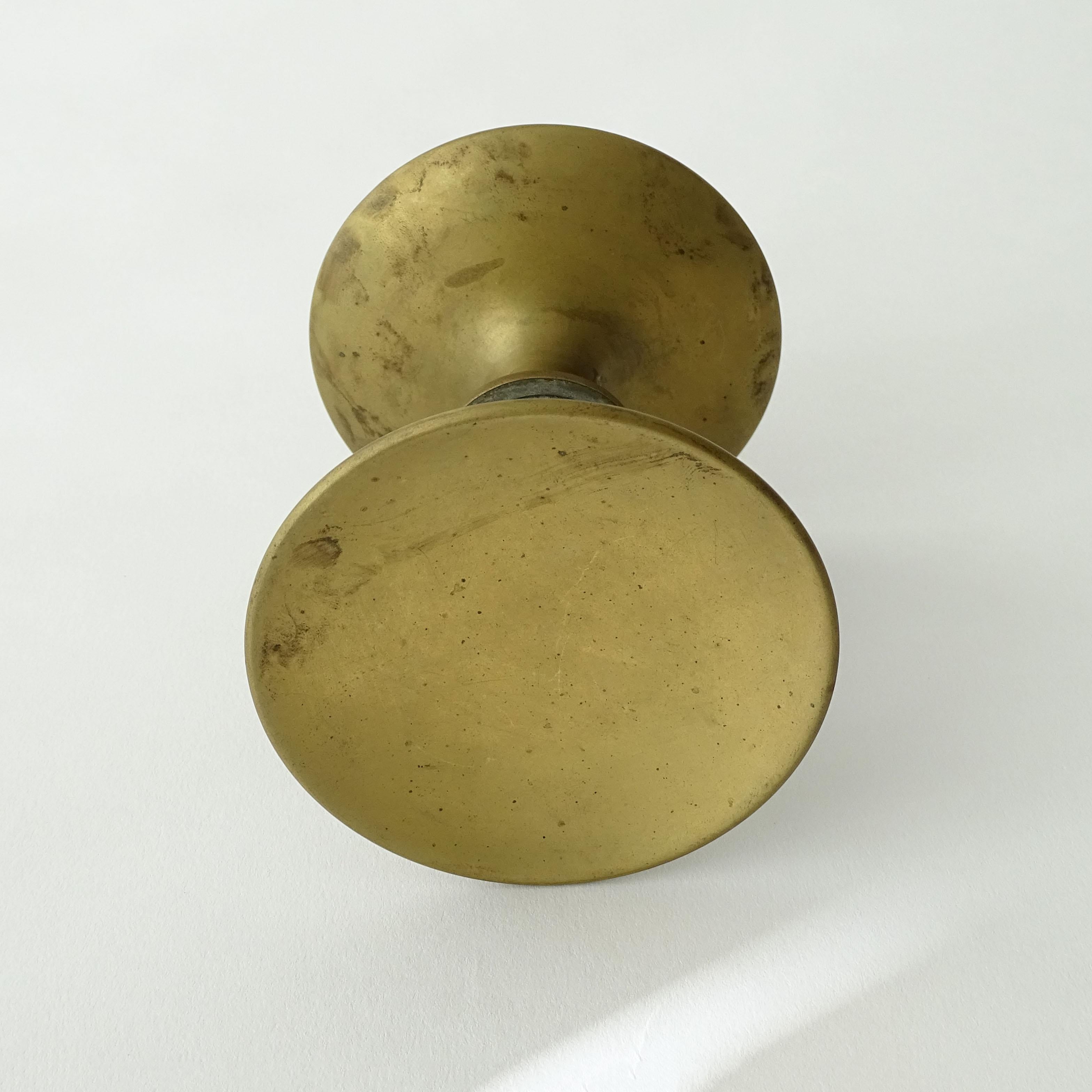 Splendid brass door handle in concave round form
Measuring diameter 9.8 x 11.2 total of the two handles