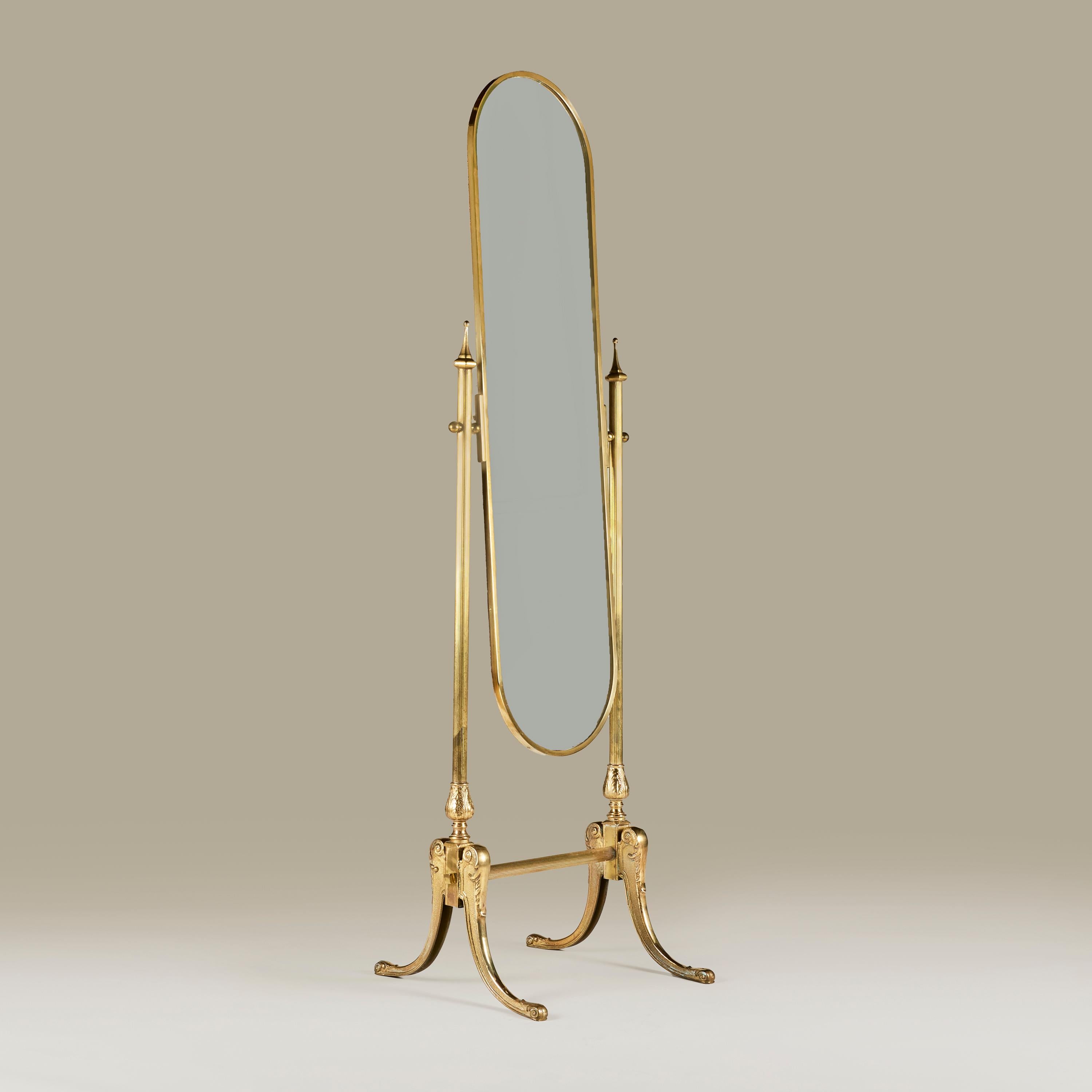 Miroir en verre réglable et inclinable en laiton, avec cadre et accoudoirs décoratifs en laiton et pieds évasés en laiton moulé (voir image détaillée).

Très bon état vintage. Dos en feutre de balisage nouvellement recouvert.