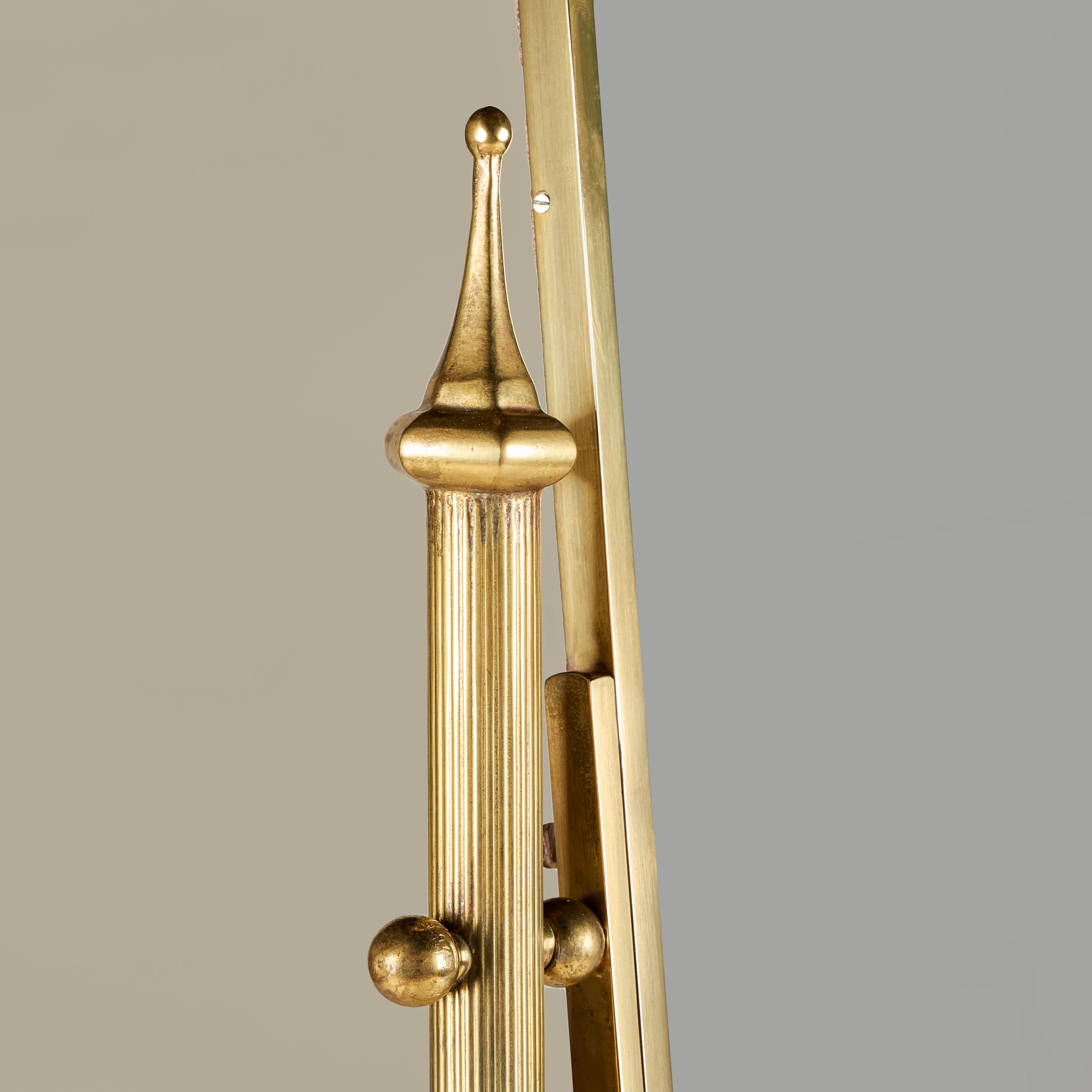 Miroir sur pied italien des années 1950 en laiton avec pieds évasés Bon état - En vente à London, GB