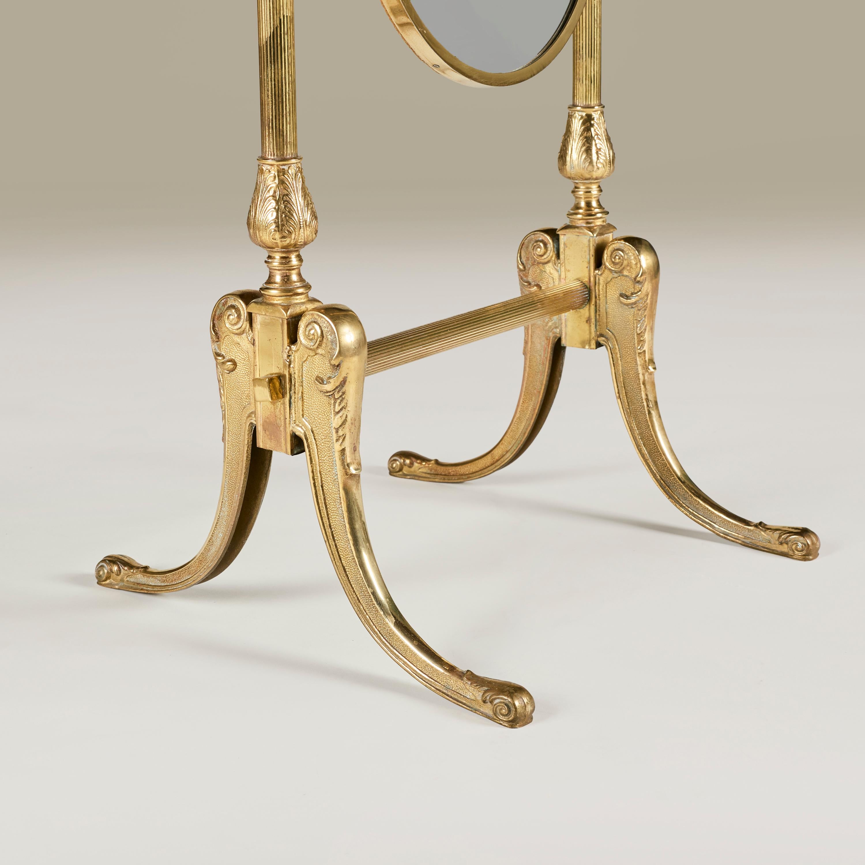 Miroir sur pied italien des années 1950 en laiton avec pieds évasés en vente 3