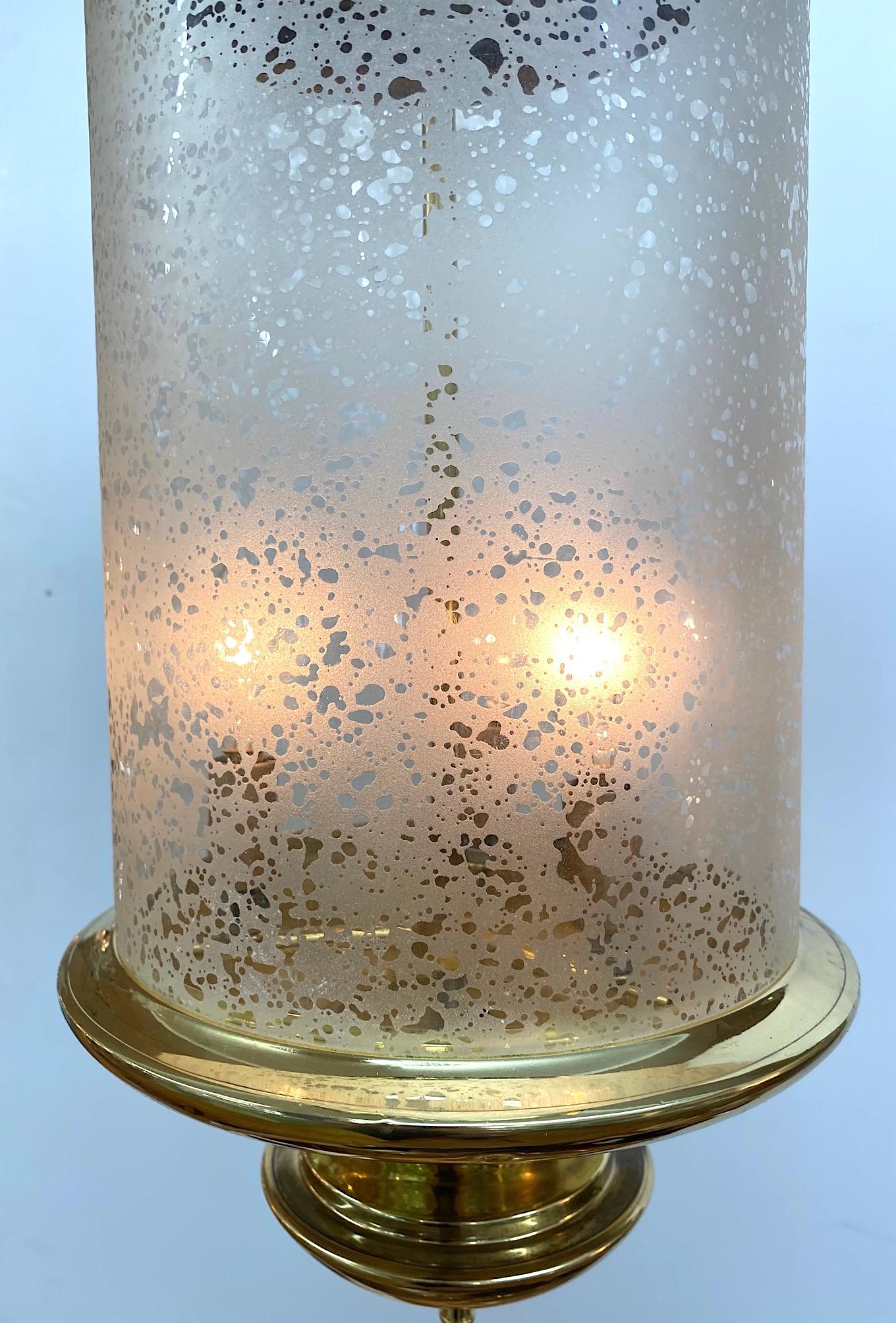 Buriné Lanterne en laiton italienne des années 1950 avec abat-jour en verre soufflé gravé à l'acide en vente