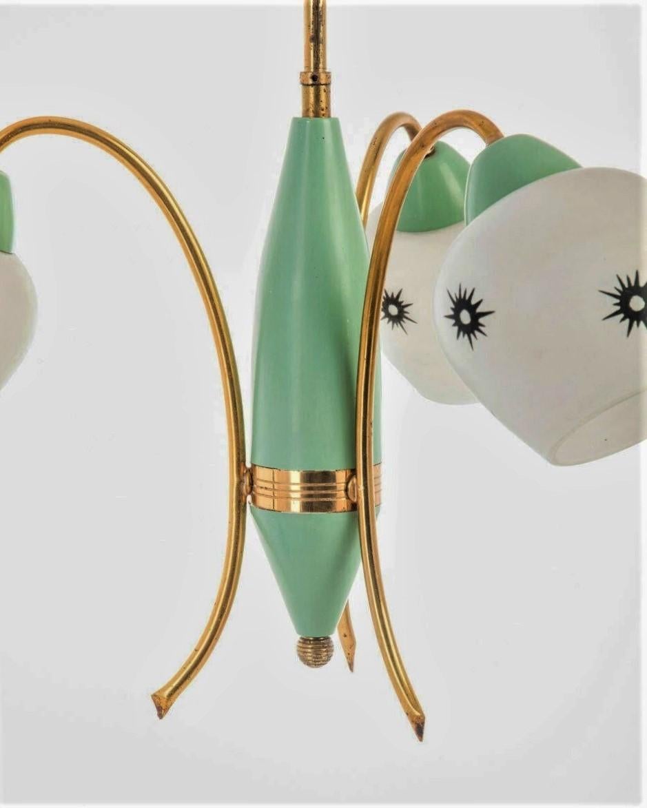 Stilnovo 1950s Messing und grün emailliertes Metall Kronleuchter mit Glasschirmen (20. Jahrhundert) im Angebot