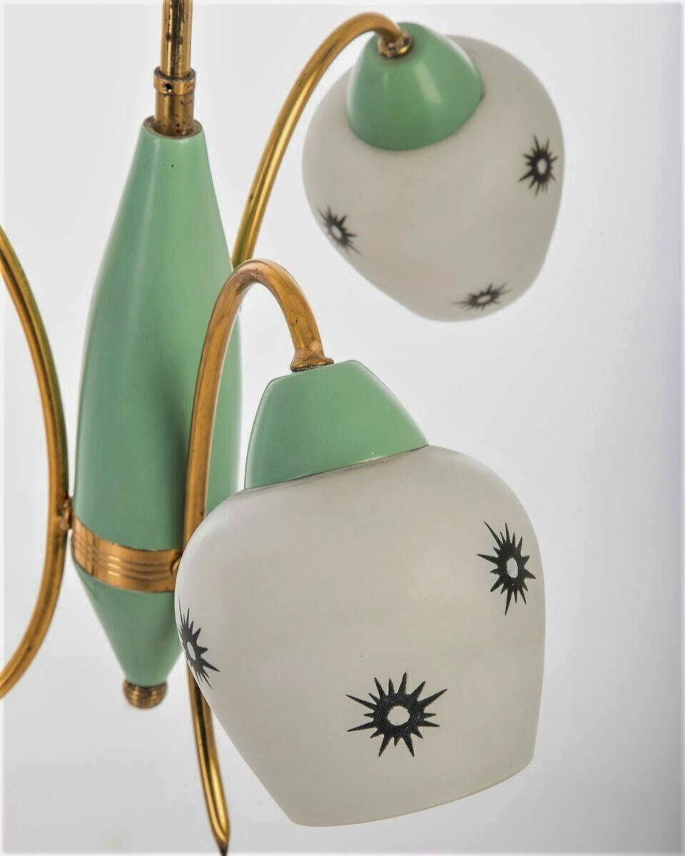 Stilnovo 1950s Messing und grün emailliertes Metall Kronleuchter mit Glasschirmen im Angebot 1