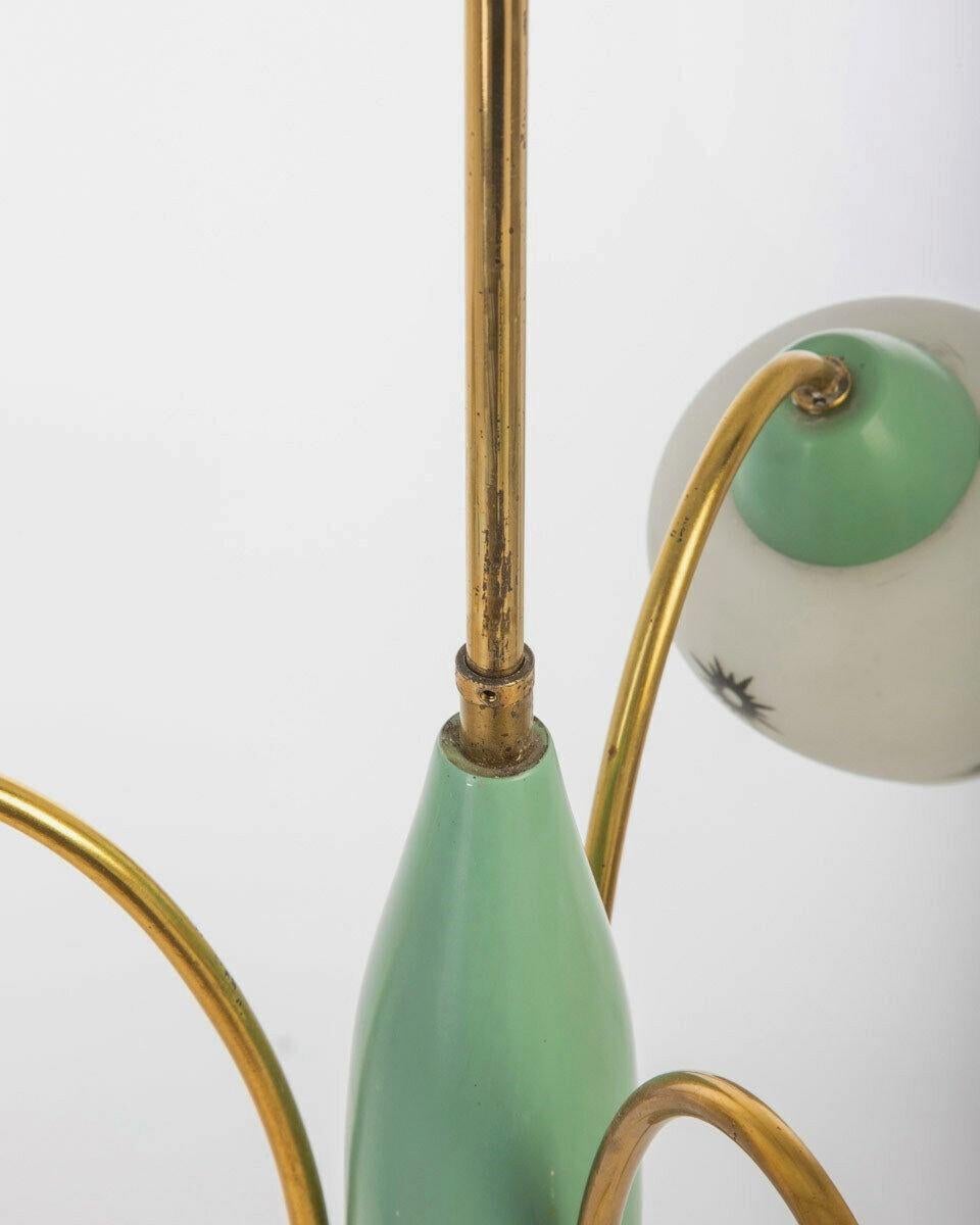 Stilnovo 1950s Messing und grün emailliertes Metall Kronleuchter mit Glasschirmen im Angebot 2