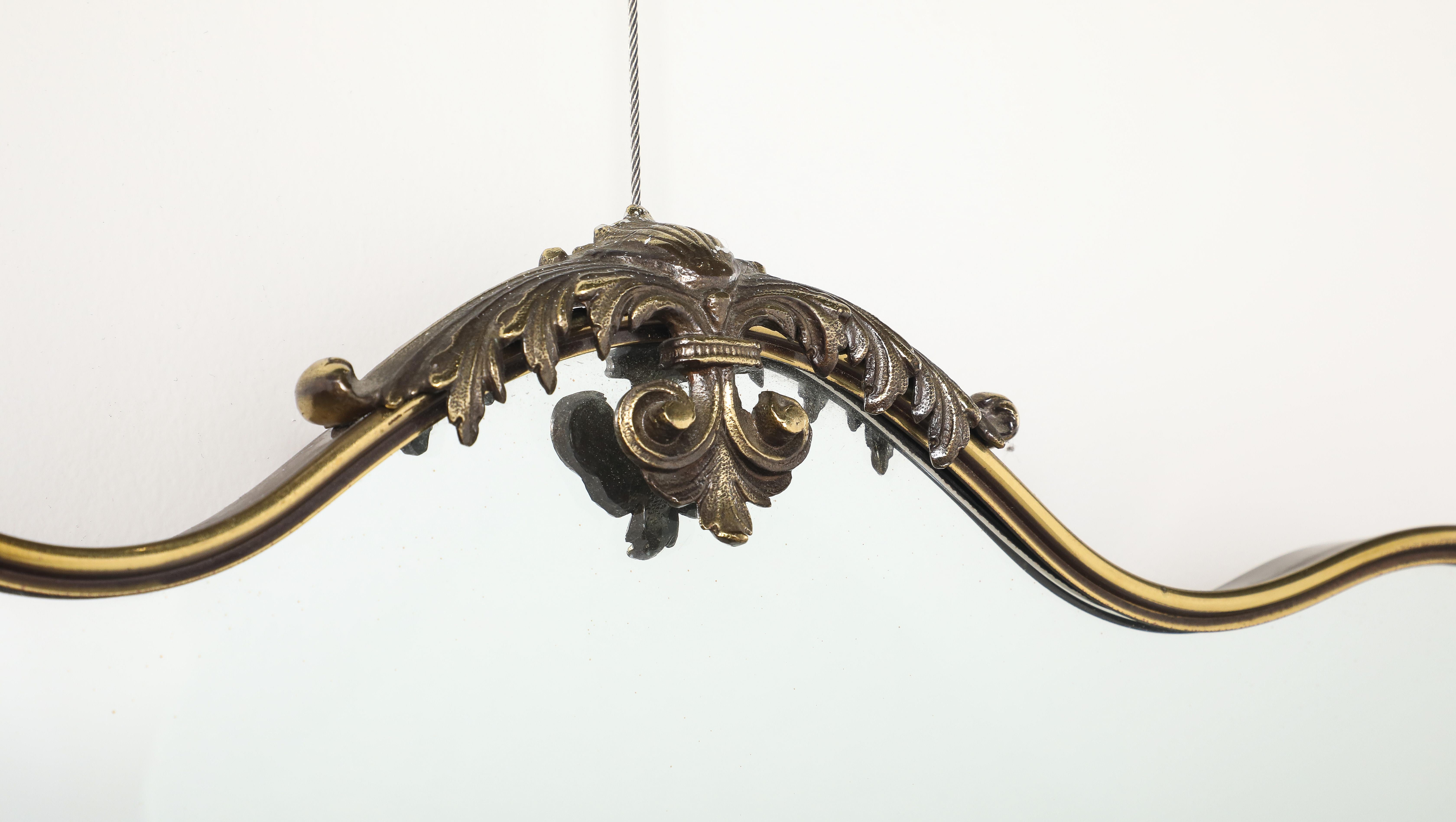 Espejo biselado italiano de latón de los años 50 Italiano en venta