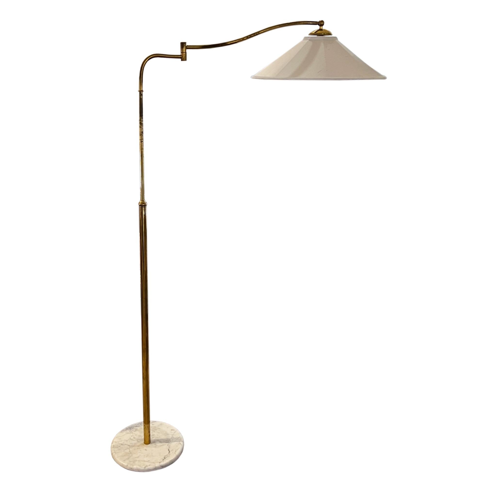 Il s'agit d'un lampadaire italien classique, avec un bras mobile. 

Fabriqué en laiton avec une belle base en marbre blanc/gris. 

Entièrement réglable, cette lampe est à la fois pratique et décorative. La hauteur maximale est de 185 cm au coude et
