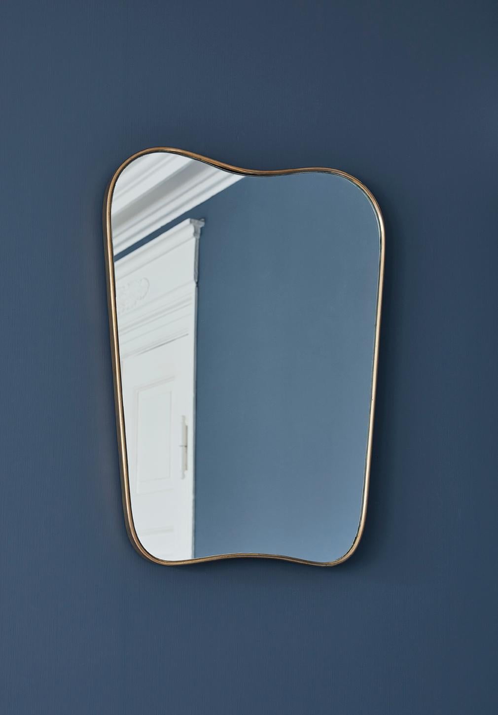 Beautifully curved Italian vintage wall mirror in brass.