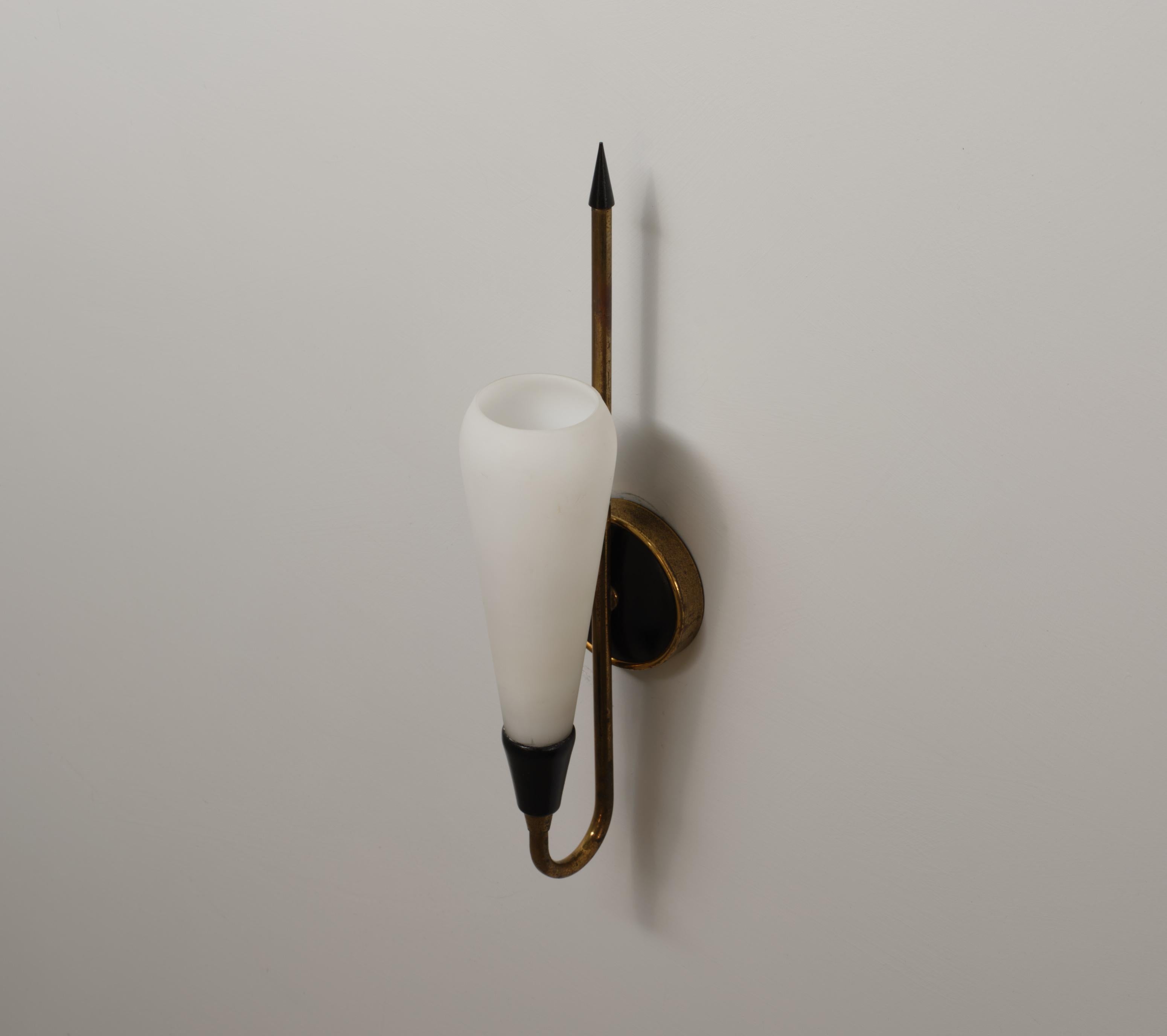 italien Italian 1950s Brass Wall Sconce with Opaline Glass Cone Shade en vente