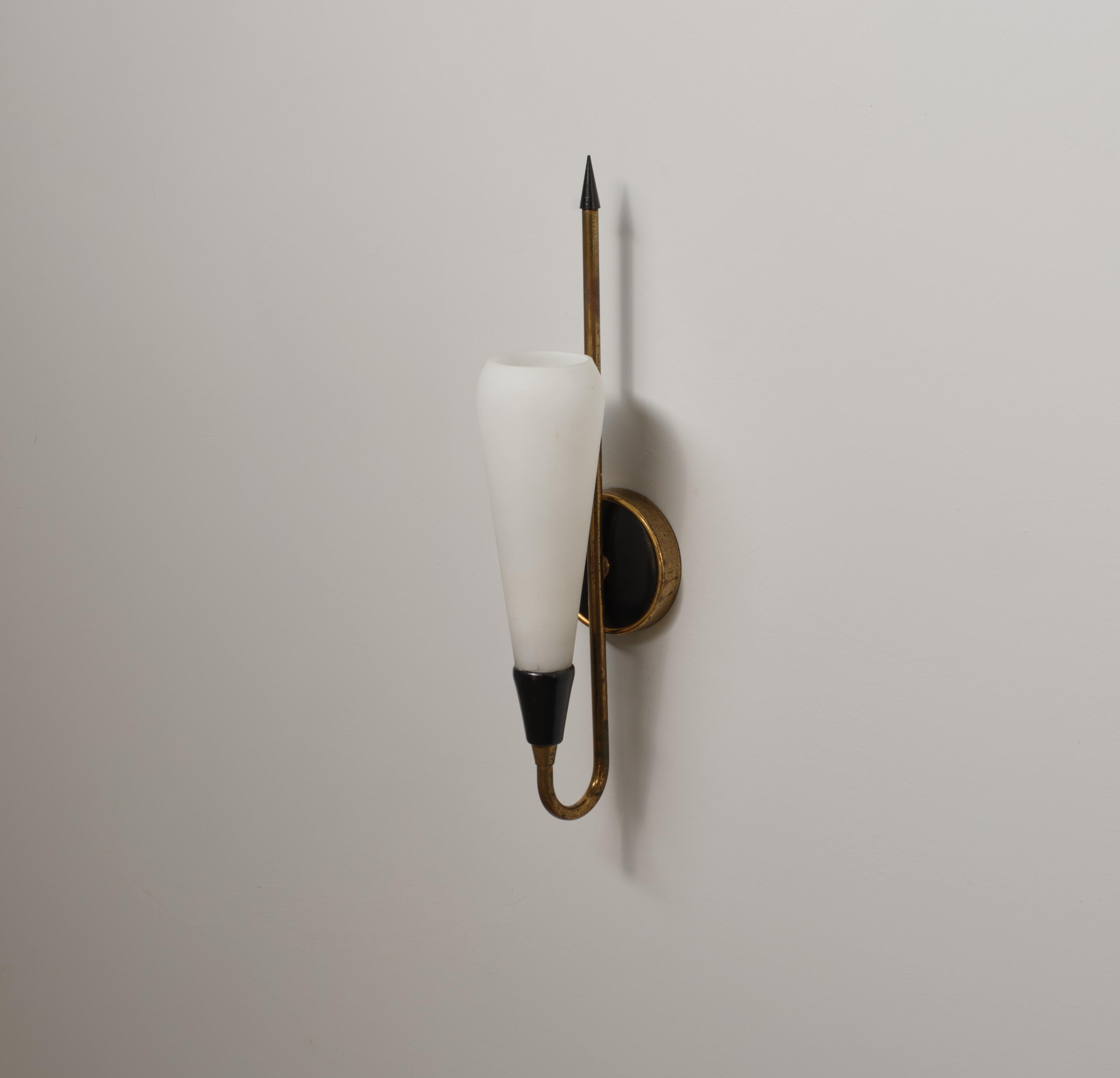 Italian 1950s Brass Wall Sconce with Opaline Glass Cone Shade Bon état - En vente à Rome, IT