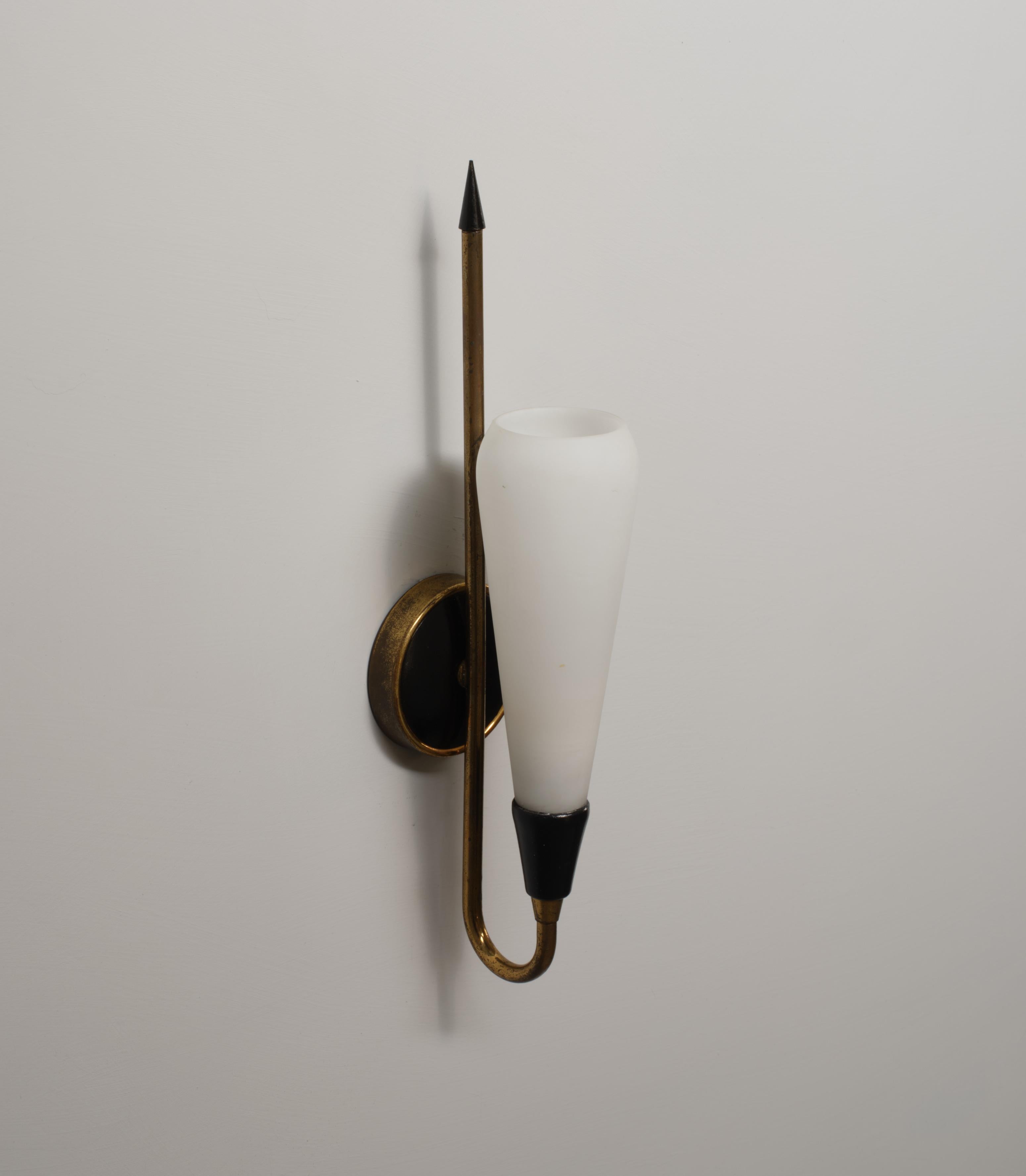 Milieu du XXe siècle Italian 1950s Brass Wall Sconce with Opaline Glass Cone Shade en vente