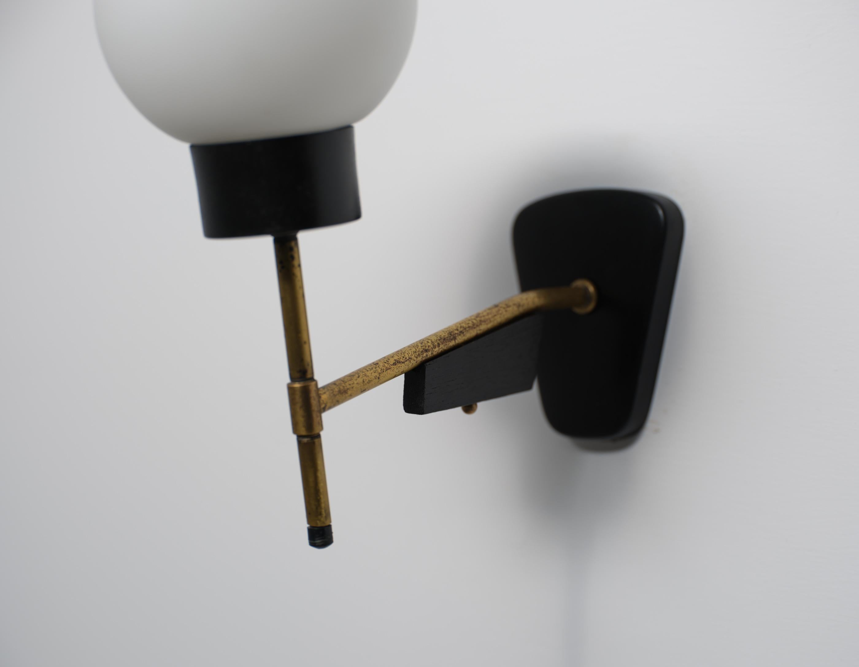 Aplique italiano de latón de los años 50 con pantalla de cristal opalino Italiano en venta